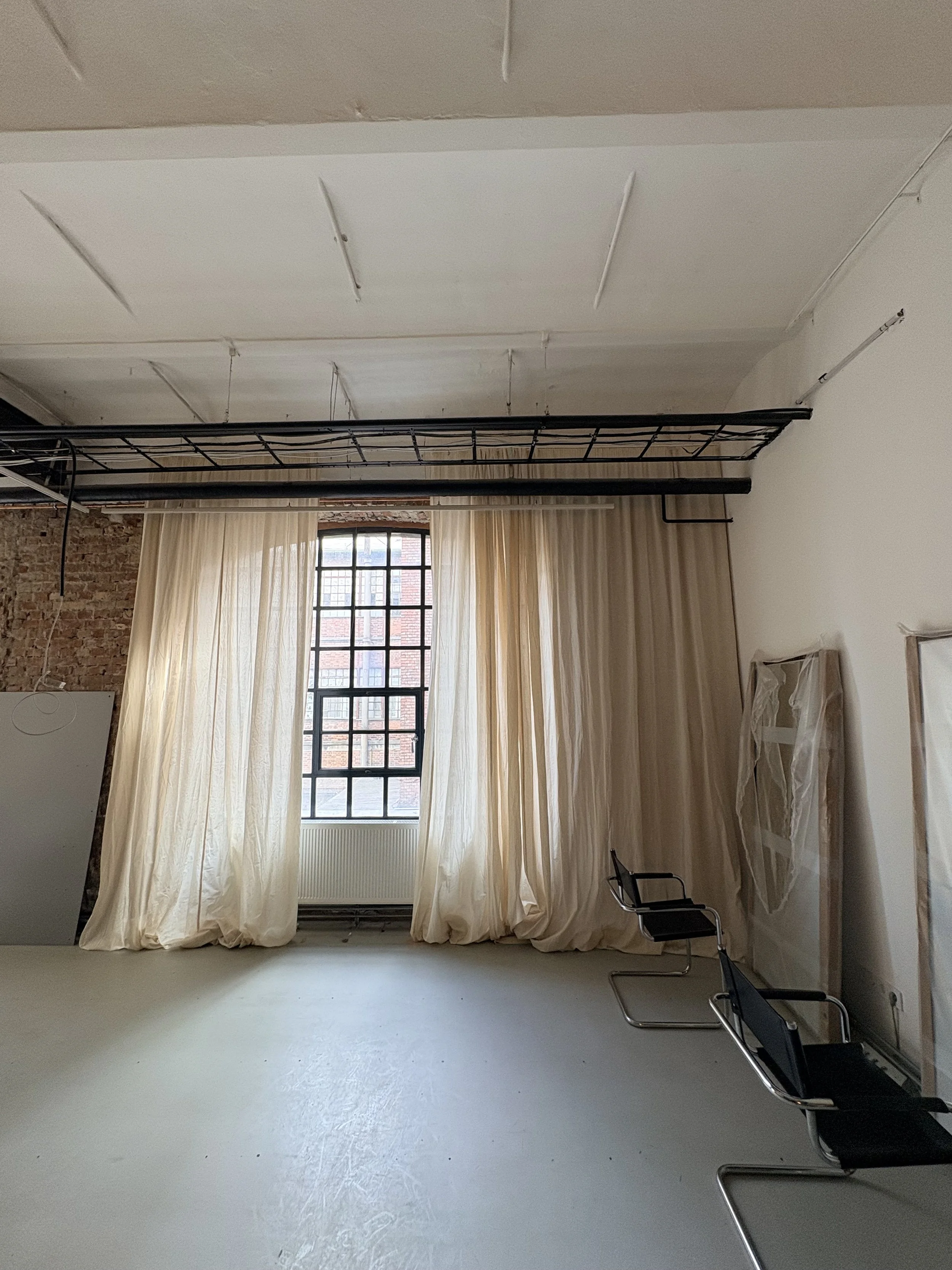 Padlótól mennyezetig érő függönyrendszer loft stúdióban – Studio Radvan