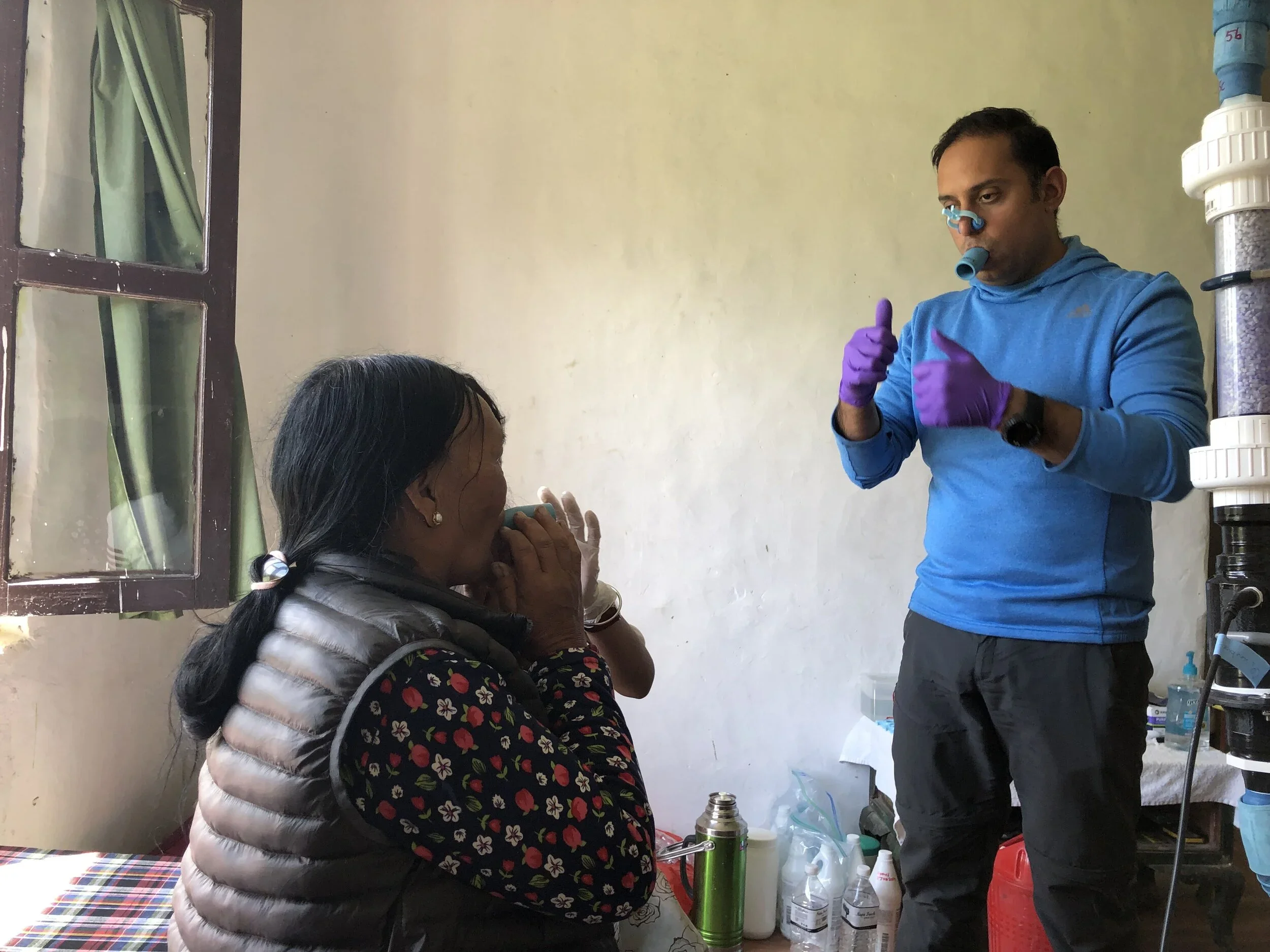 Esteban Moya shows a study participant how to properly use the mouthpiece and nosepiece required for the lab protocol.