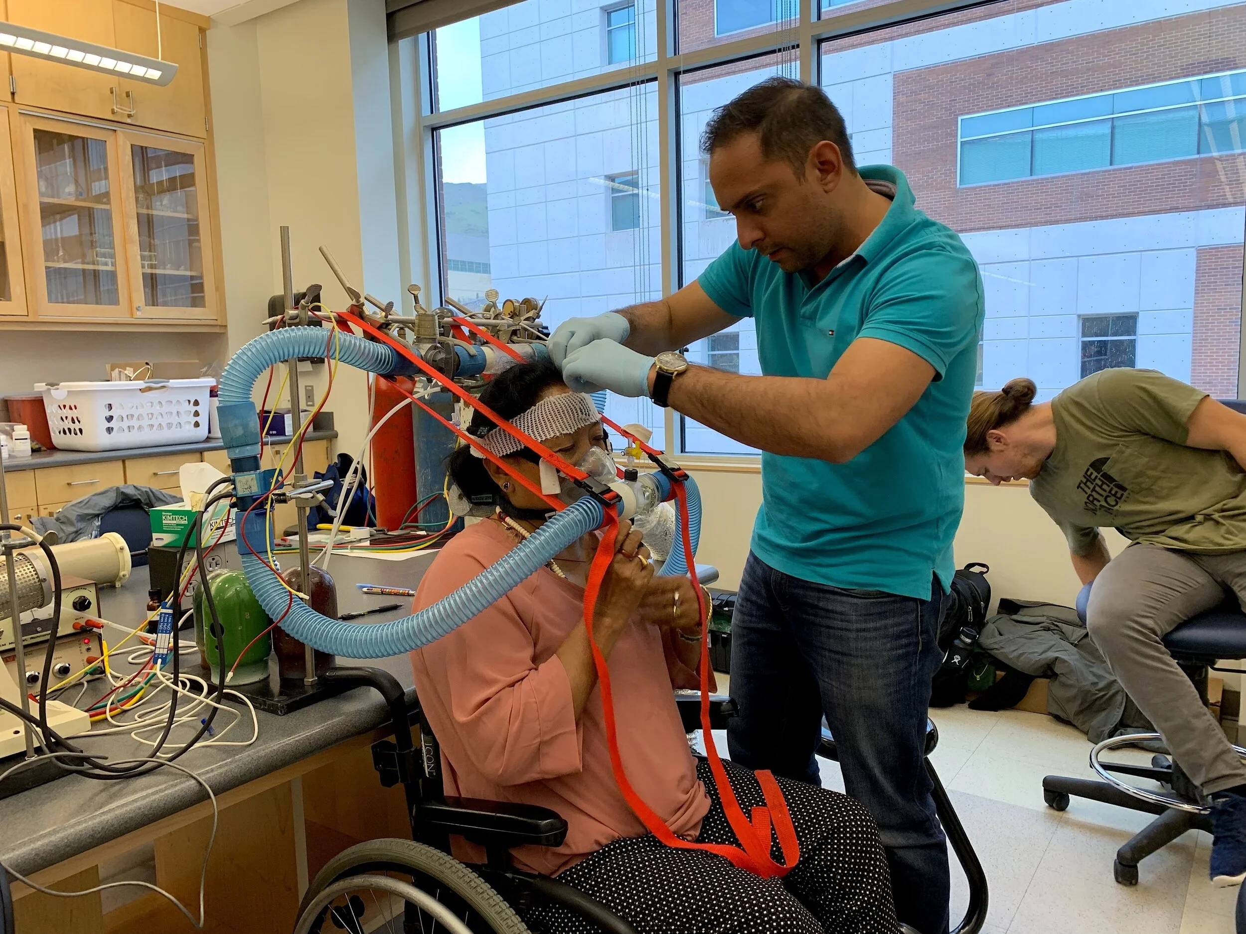 Esteban Moya preps a Tibetan volunteer with the pulse oximeter, allowing him to continuously monitor oxygen saturdation during the HVR protocol.