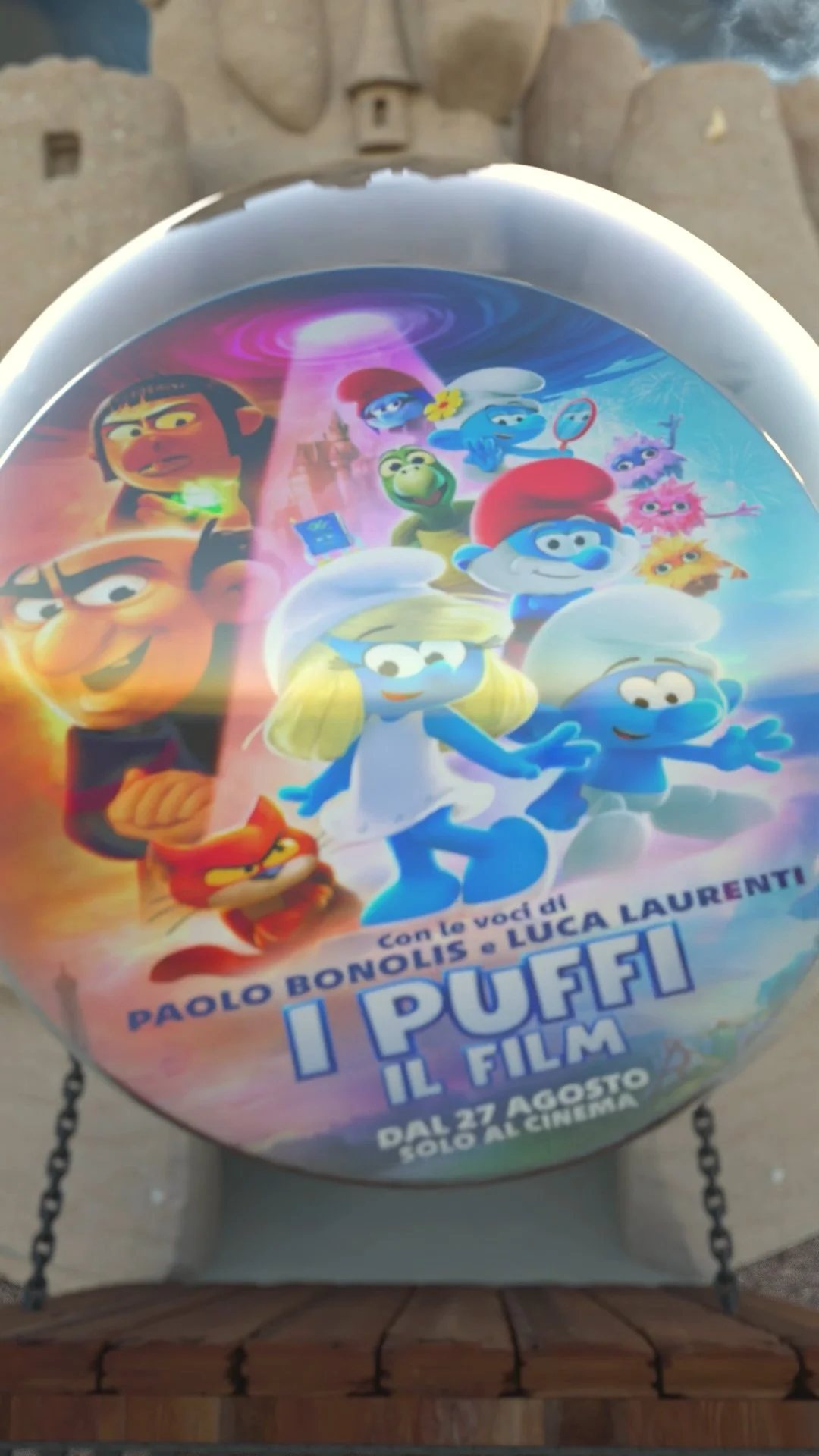 Poster del film d'animazione 'I Puffi il Film', con personaggi dei Puffi e altri personaggi fantastici, include informazioni sulla data di uscita e i doppiatori italiani.