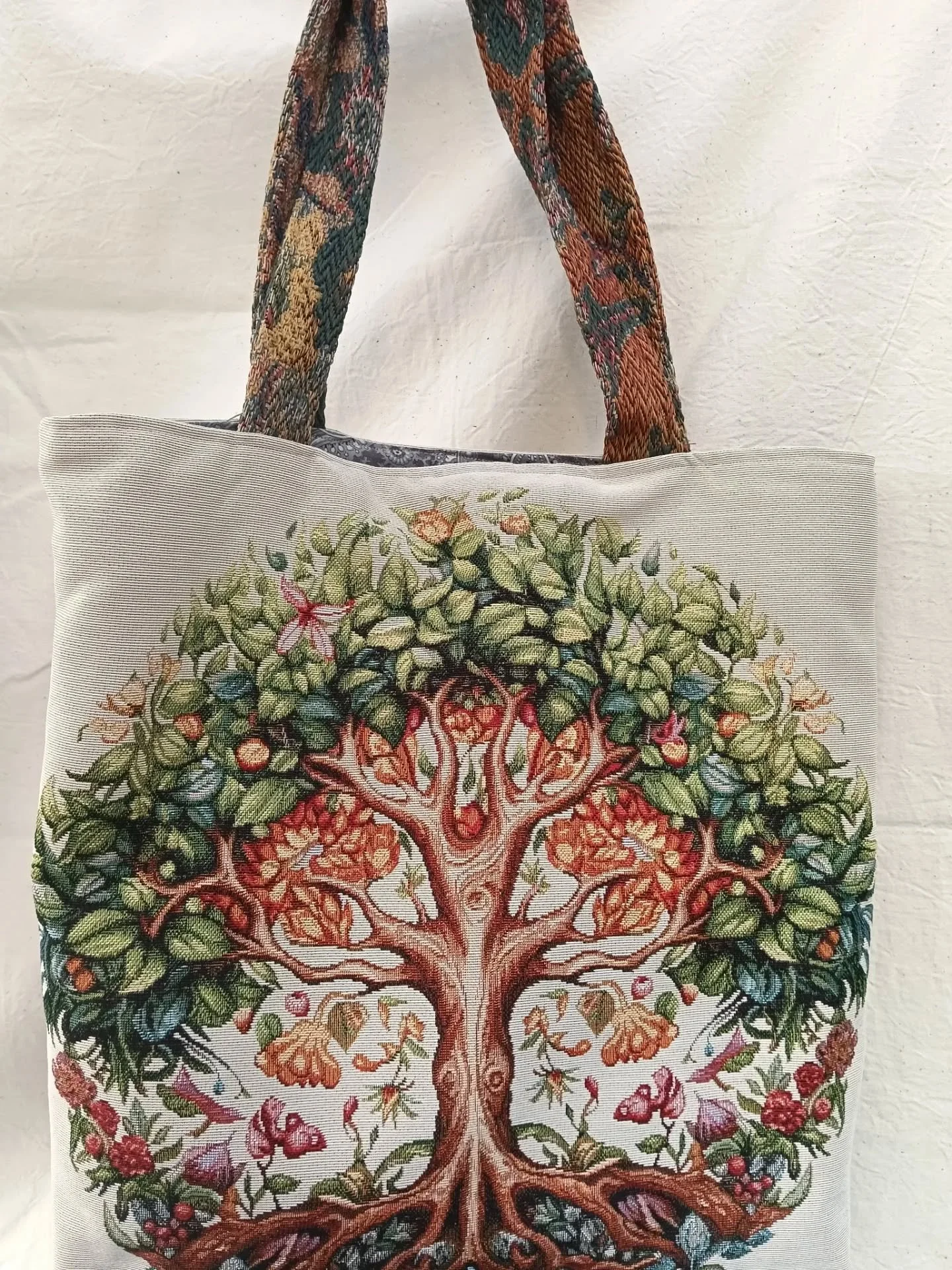 Tote-Bag in Gobelin, da un lato c'&egrave; l' Albero della vita e dall'altro due teneri amici gattino e cagnolino, fodera interna in cotone vintage fantasia bandanas grigia con Tasca e bottoncino a calamita, due manici a spalla 30 cm, 
misure borsa 4