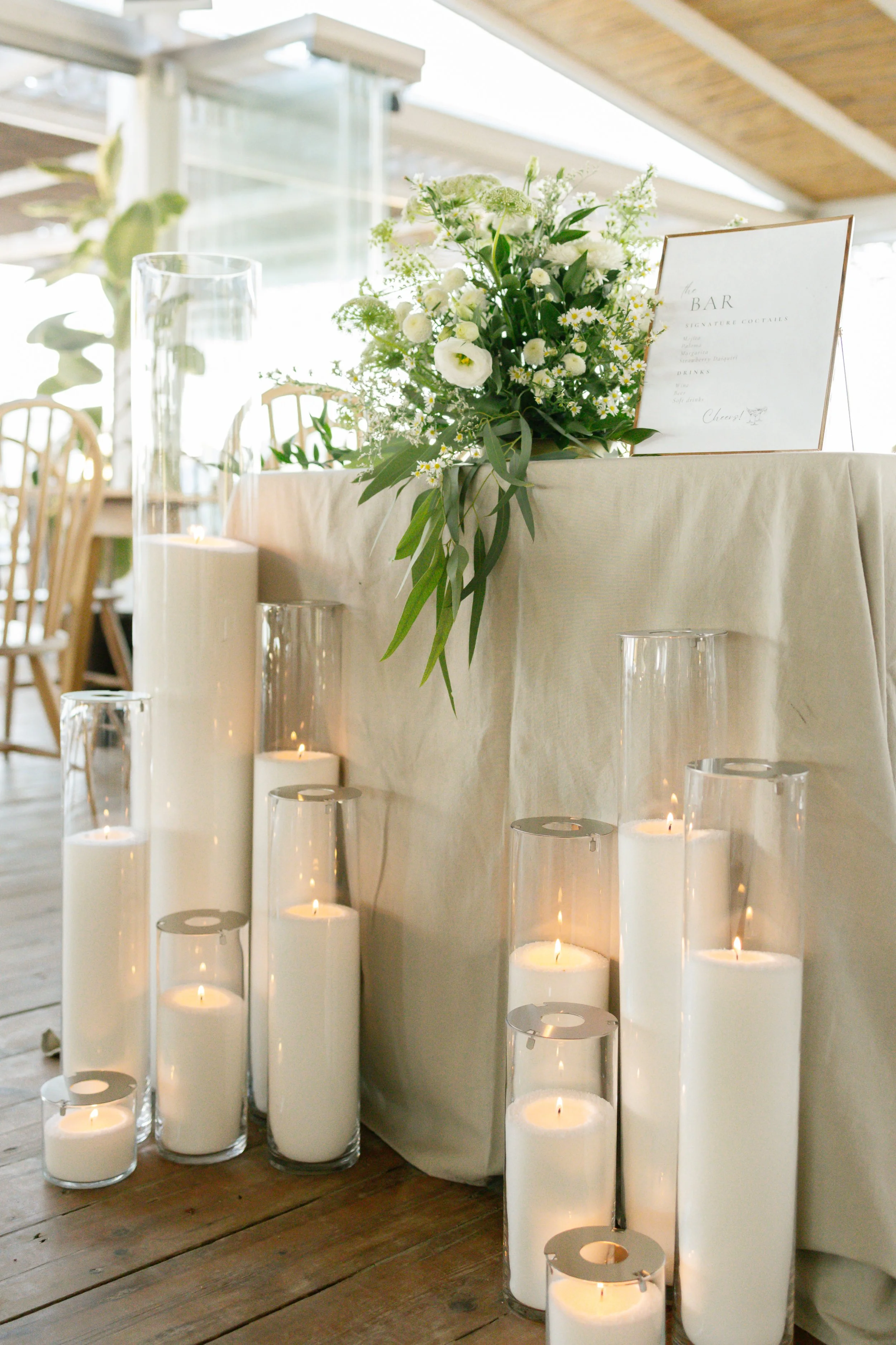 Floor candles to decorate the cocktail area of a wedding