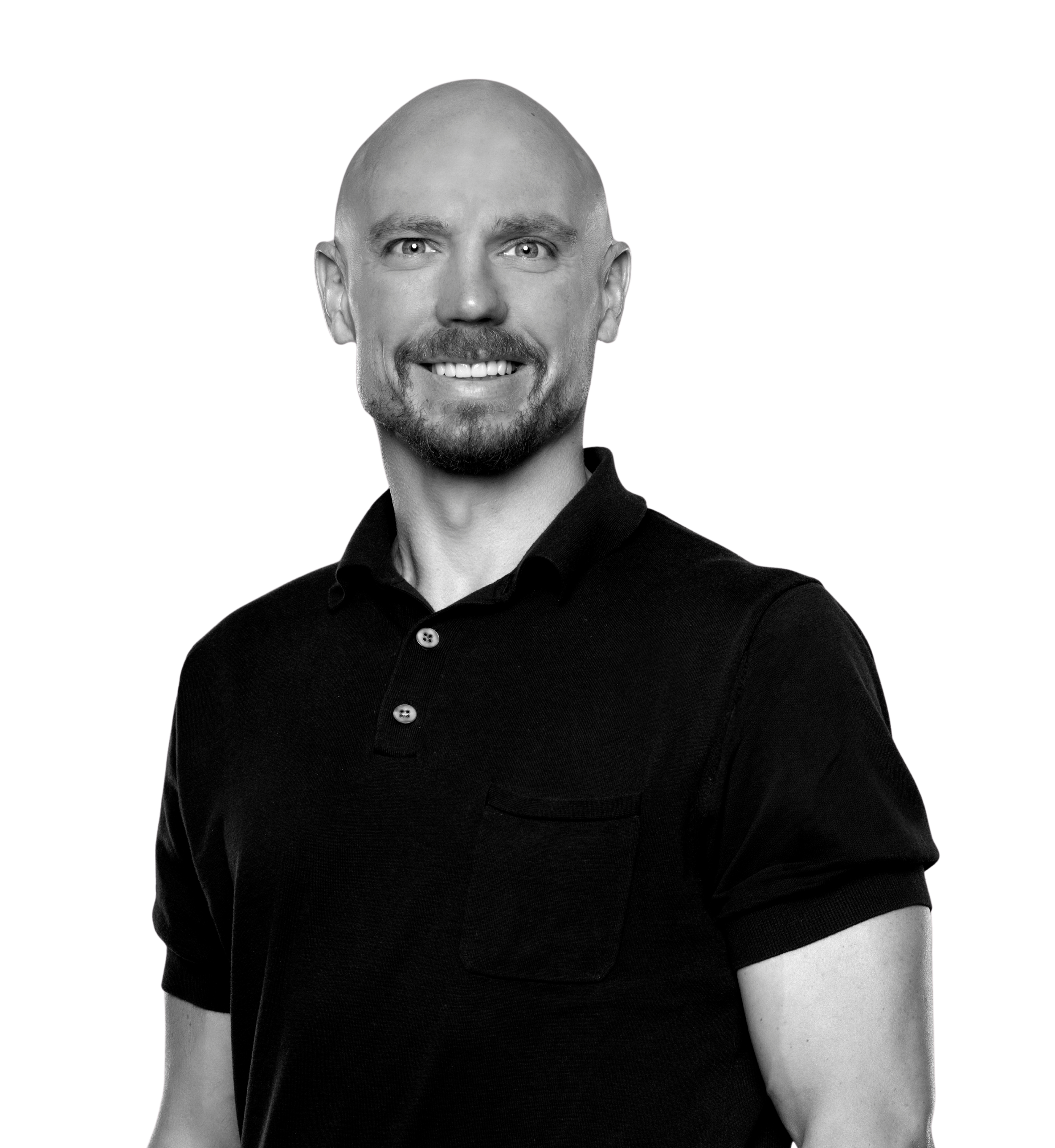 Mann mit einem breiten Lächeln, trägt ein schwarzes Polohemd, kurzhaarig und hat einen Bart, schwarzer Hintergrund