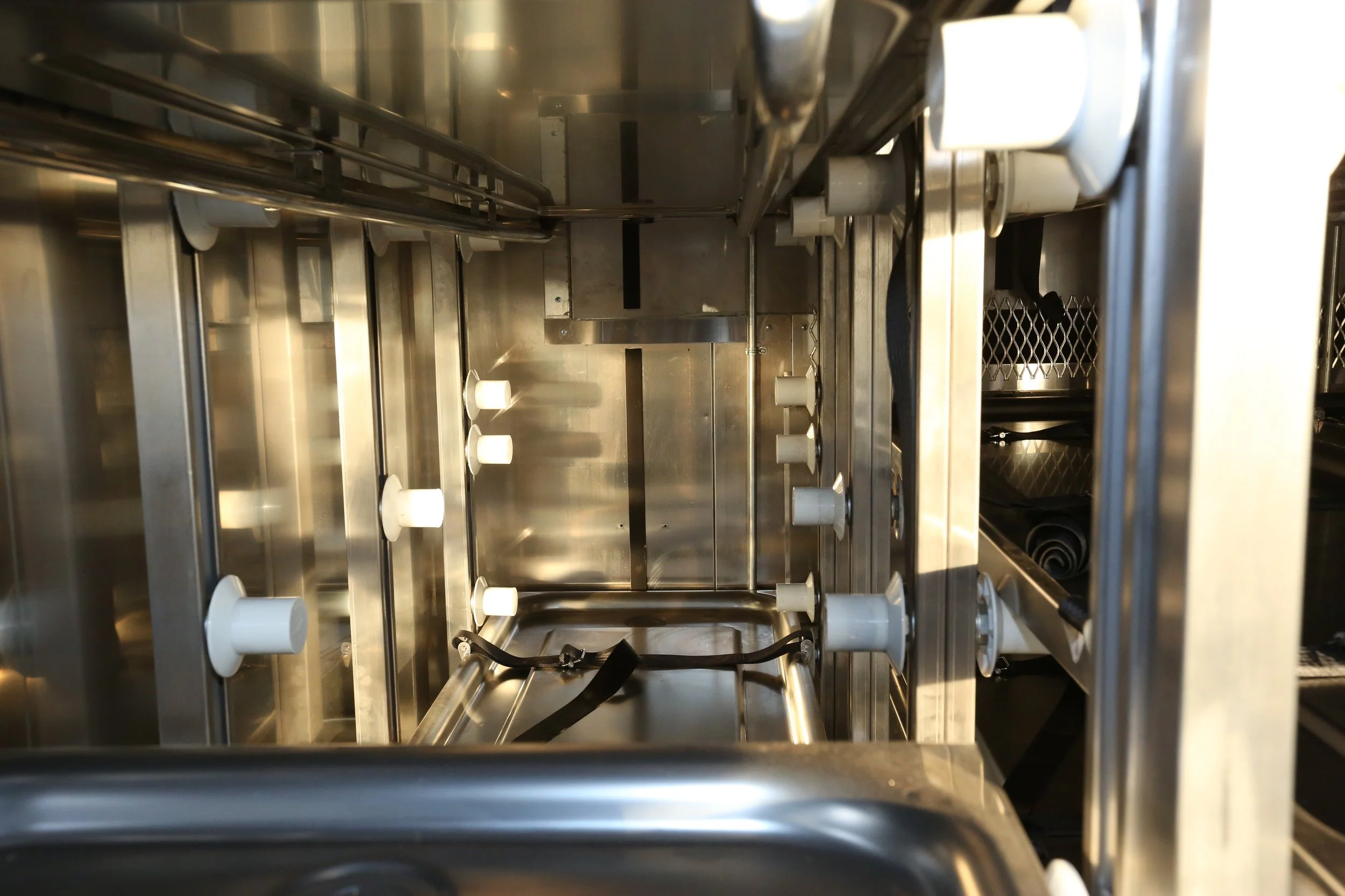 Rolling ceramic supports ensure body tray lays flat in transport