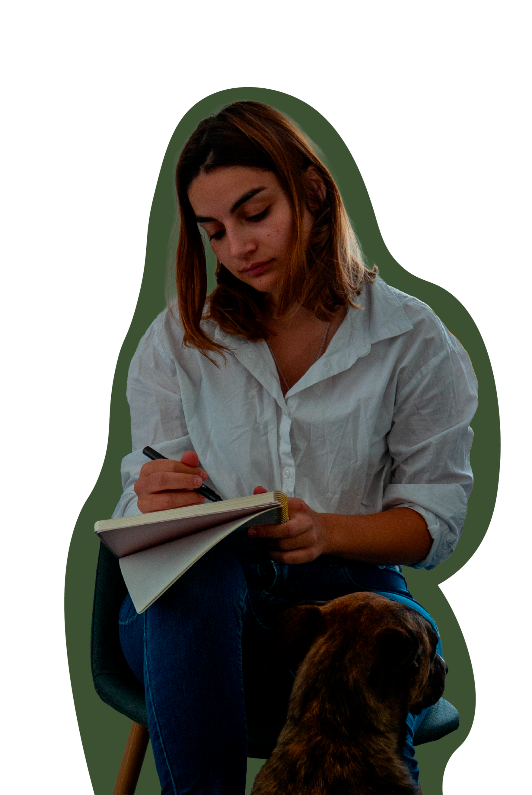 Photographie de la fondatrice avec un fond détouré et un contour vert foncé correspondant à la charte graphique de l'agence mia
