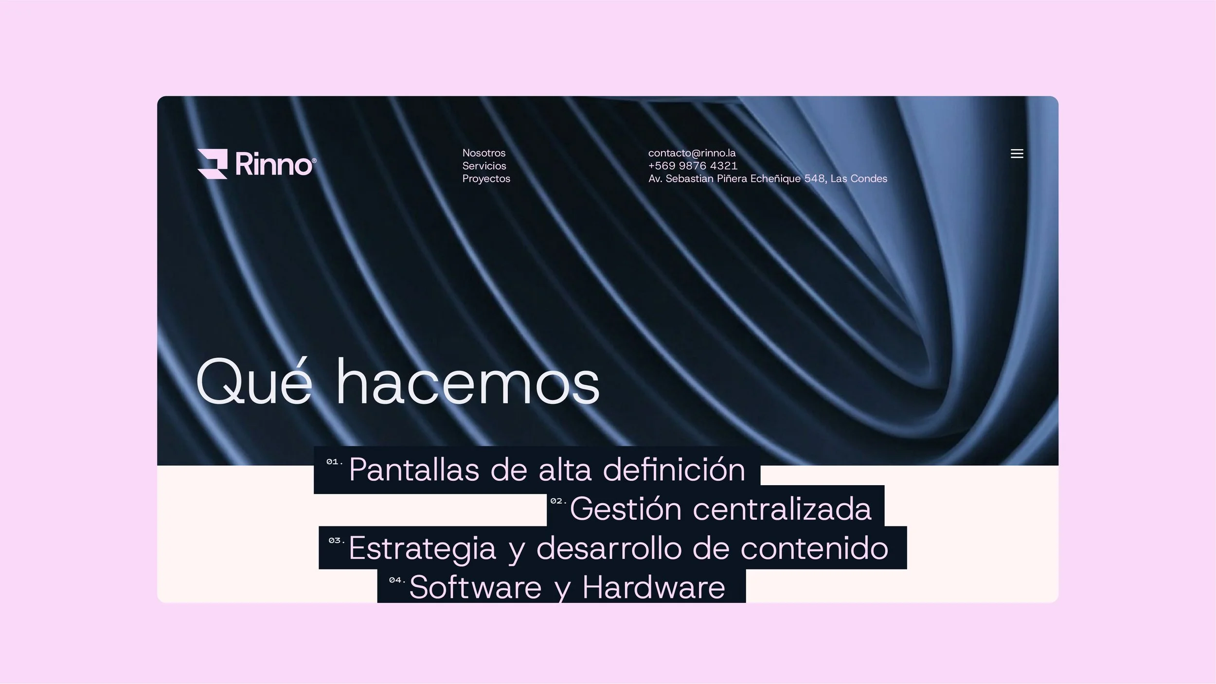 Página web de la empresa Rinno que muestra secciones sobre qué hacen, incluyendo pantallas de alta definición, gestión centralizada, estrategia, desarrollo de contenido, software y hardware.