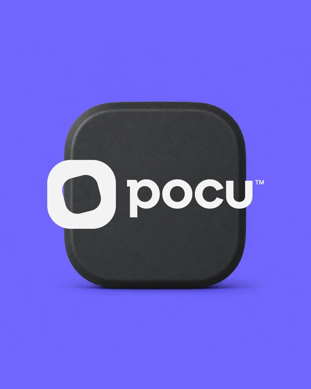 En la imagen se muestra una caja negra pequeña con la palabra 'pocu' y un logotipo en blanco, sobre un fondo azul.