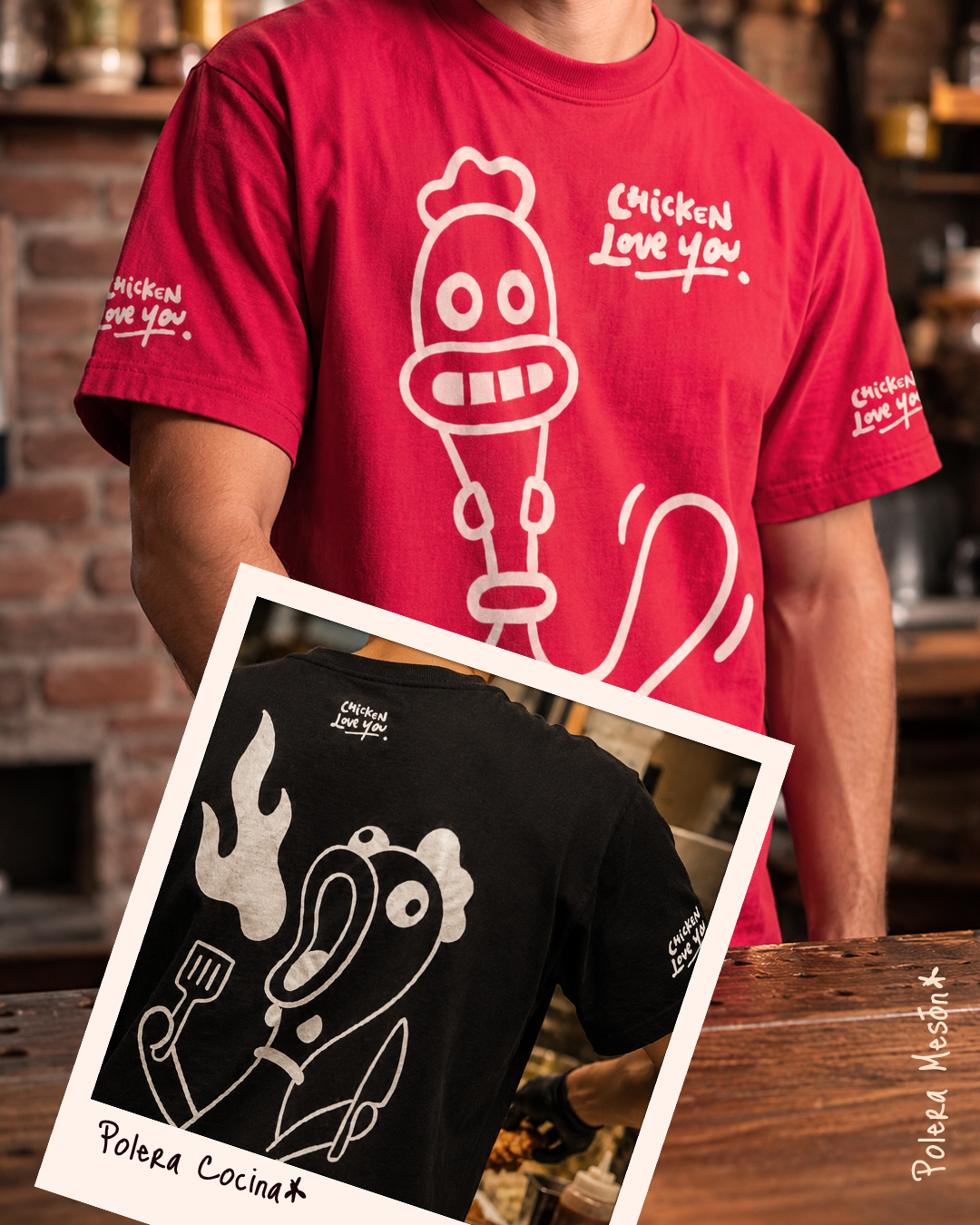 Dos camisetas con ilustraciones de un pollo caricaturesco y la frase "Chicken Love You" en colores rojo y negro en un ambiente de cocina o restaurante.