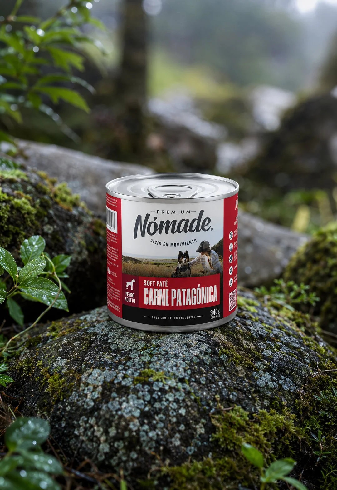 Lata de comida para perros en un entorno natural con rocas y vegetación húmeda.