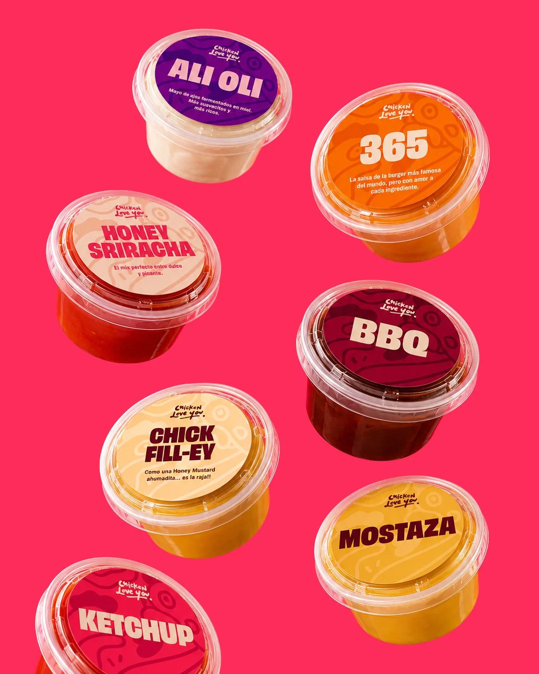 Seis envases de salsas de pollo con diferentes sabores y colores en un fondo rosa.