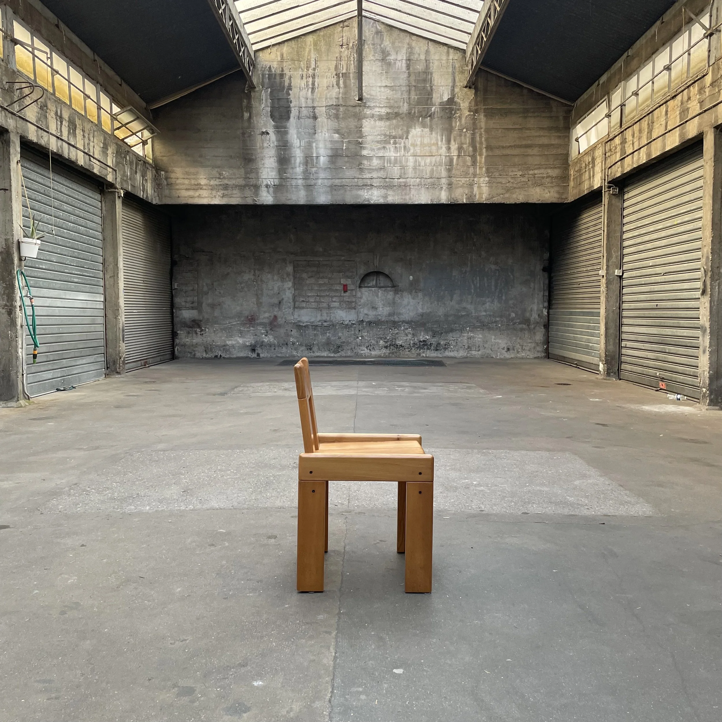 Set de 6 chaises de Sivio Coppola, pour Fratelli Montina, circa 80’s, Italie.
Rare  pré-série en  orme et non en pin comme le reste de la production du designer suivra.