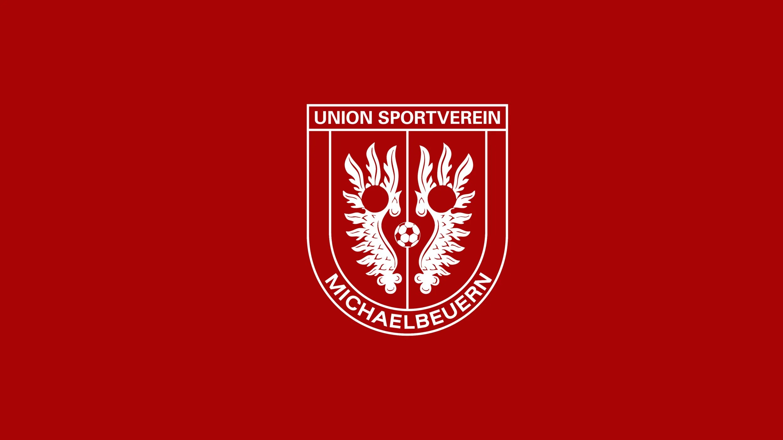 Rote Flagge mit dem Emblem des Sportvereins Michaelbeuern, featuring zwei stilisierte Pfauen mit Fußball in der Mitte und dem Namen des Vereins.