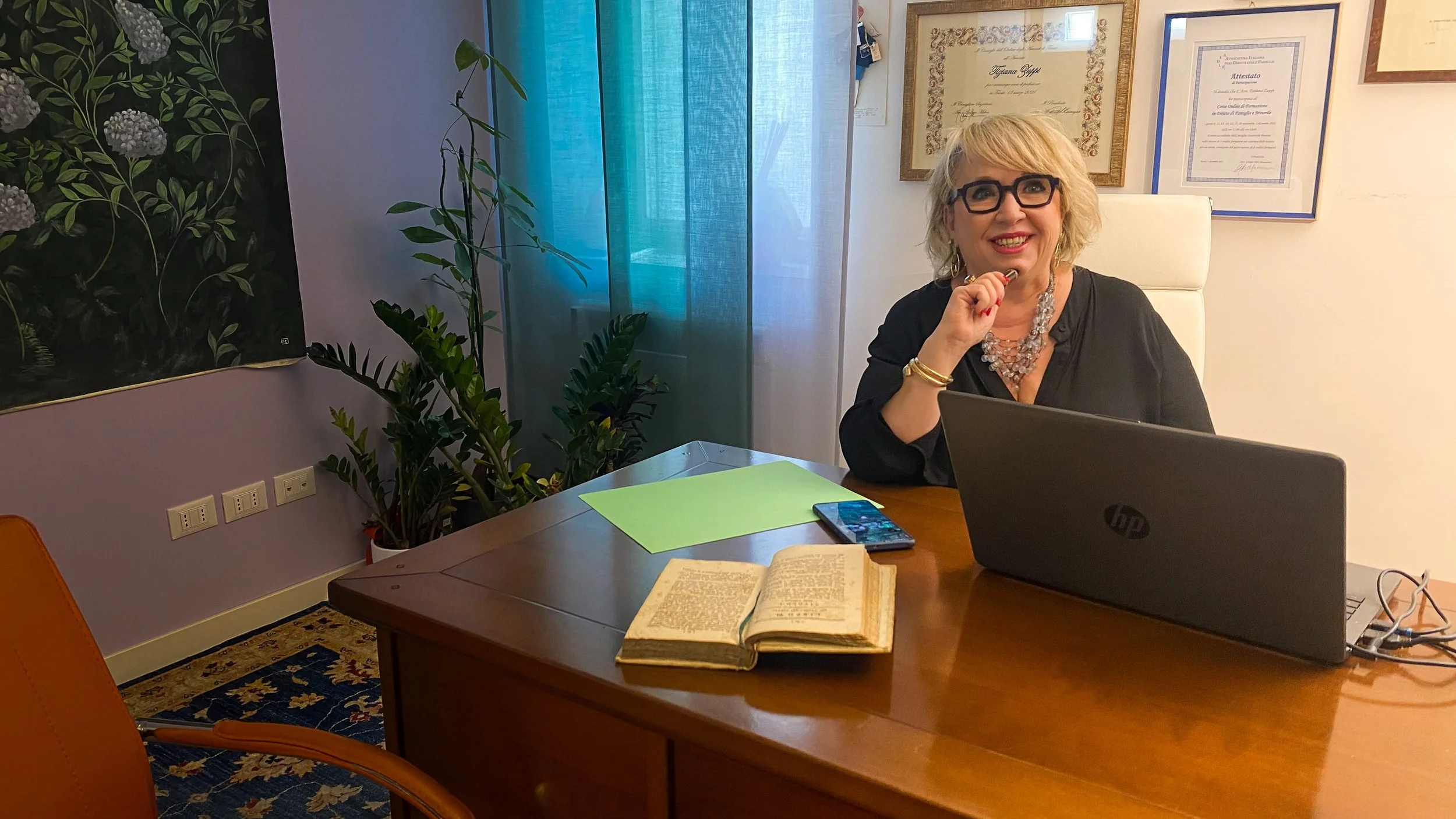 Tiziana Zuppi avvocato civilista seduta nel suo ufficio di Trieste.