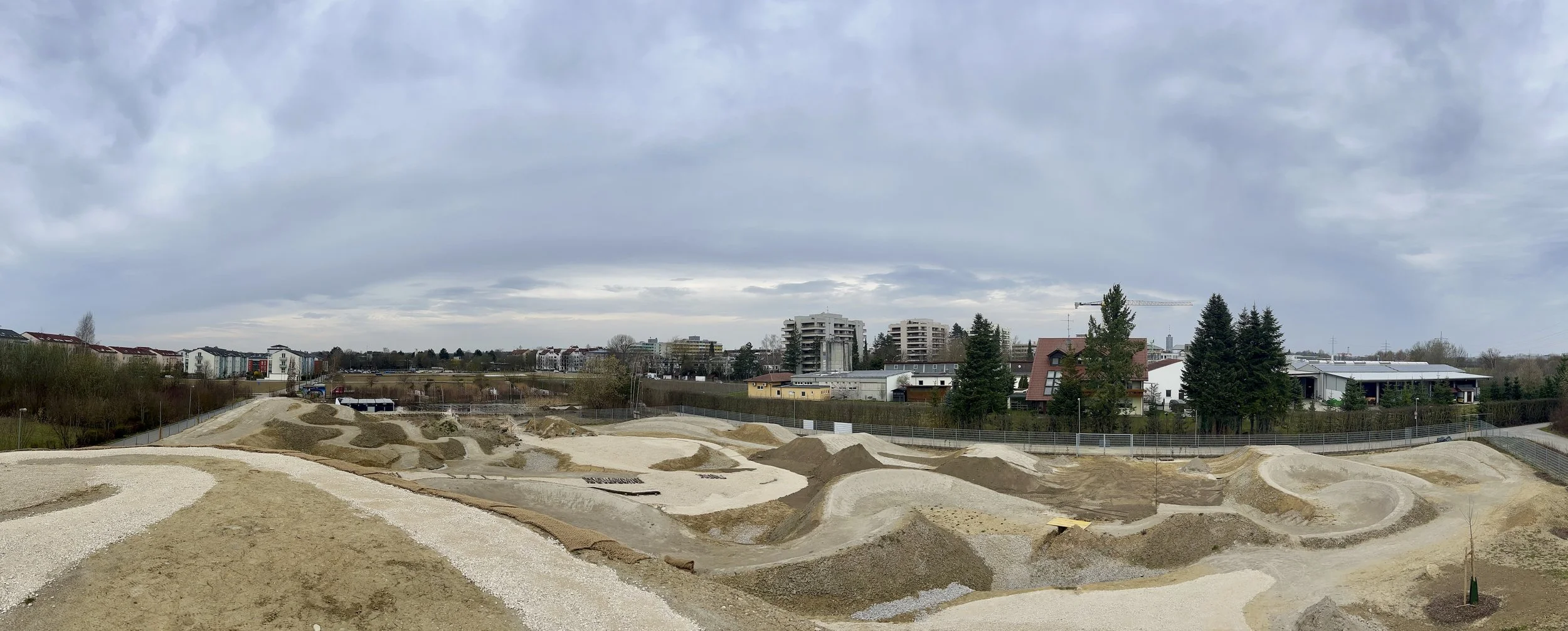 Es ist eine Übersicht über den gesamten Skillup Bikepark des DAV Augsburg zu sehen.