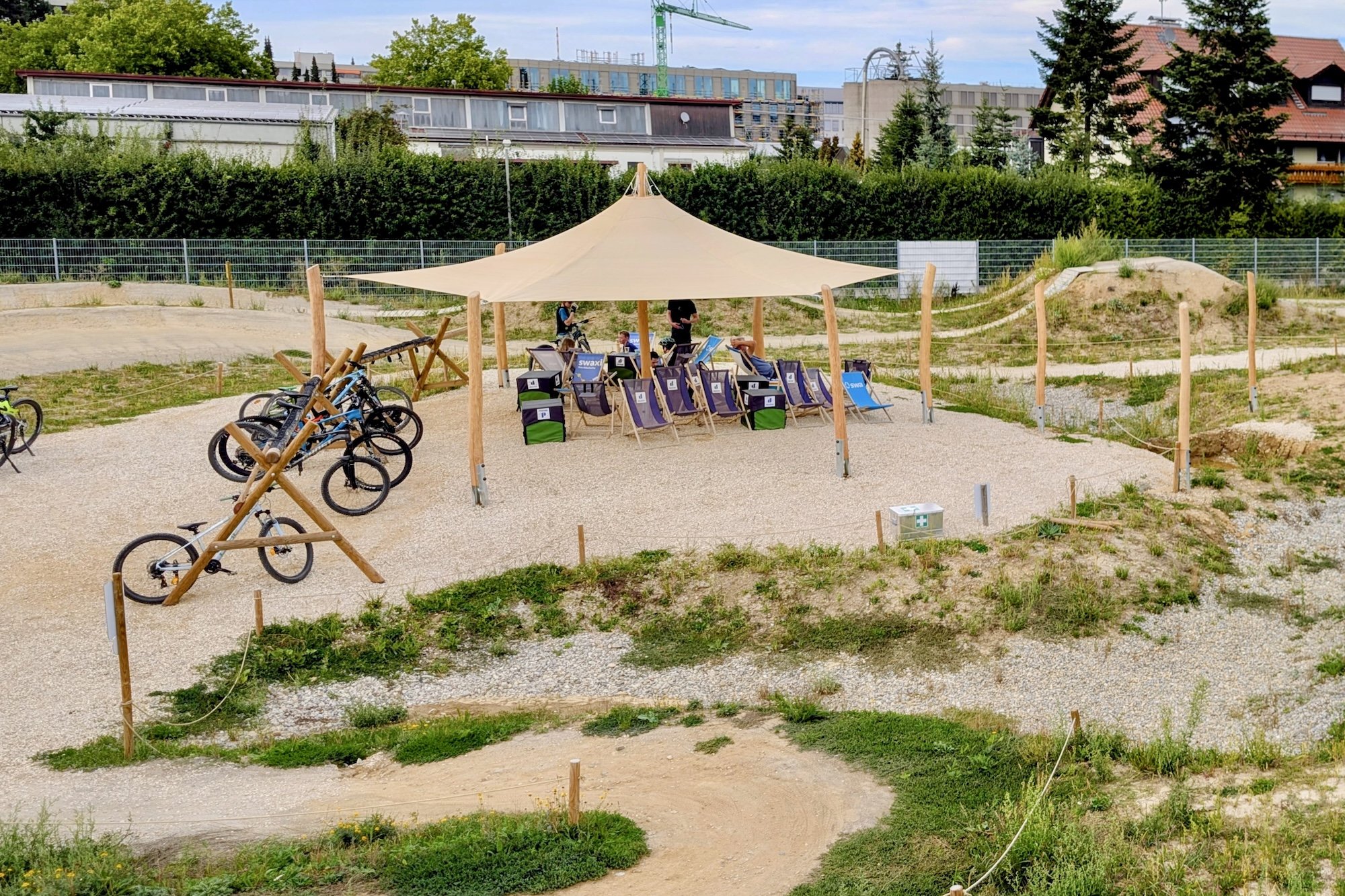 Auf dem Bild sind die Chill Area des Skillup mit Fahrradständer, Sitzmgölichkeiten und Sonnensegel zu sehen.