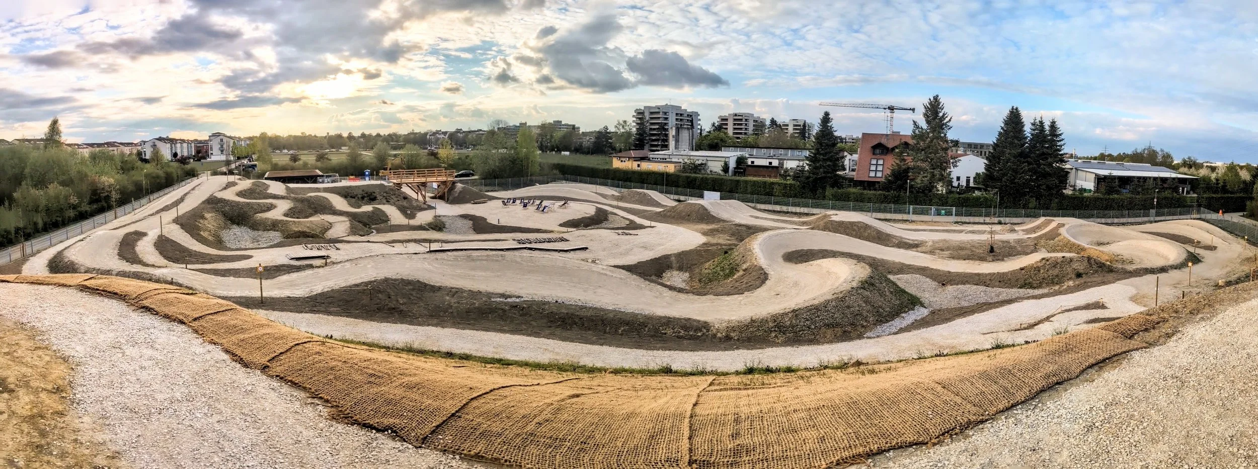 Auf dem Foto ist ein Überblick über das komplette Gelände des Bikeparks Skillup zu sehen: Jumpline, Alpine Sektion, Flow-Trail, Chill Area