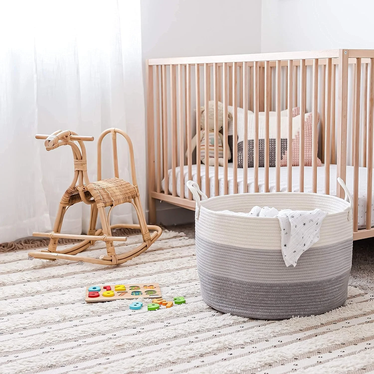 Een rommelige kinderkamer? Ontdek 5 slimme en stijlvolle tips voor meer opbergruimte. Creëer een oase van rust met handige, natuurlijke opbergsystemen!