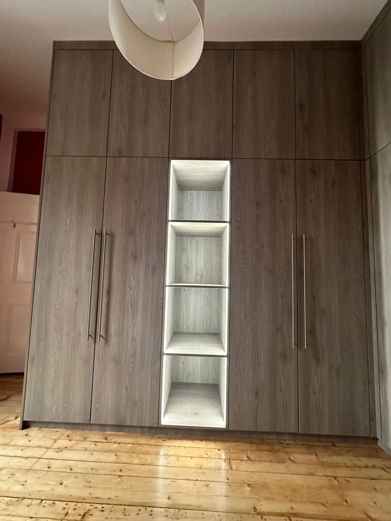 Made-to-measure fitted wardrobe. 