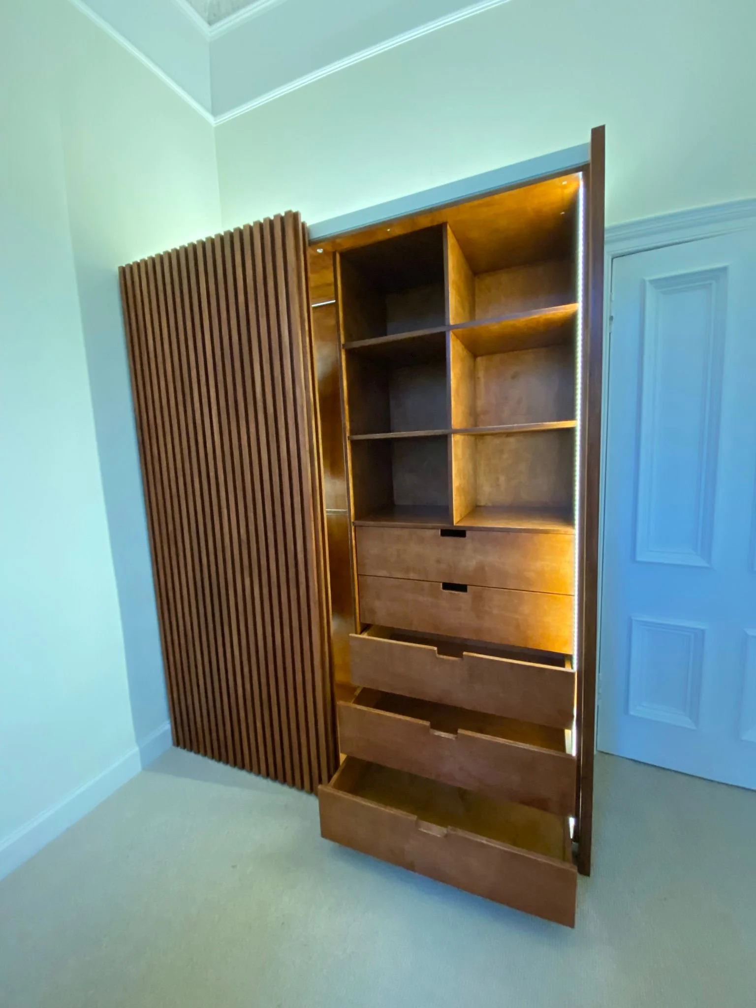 Made-to-measure fitted wardrobe. 