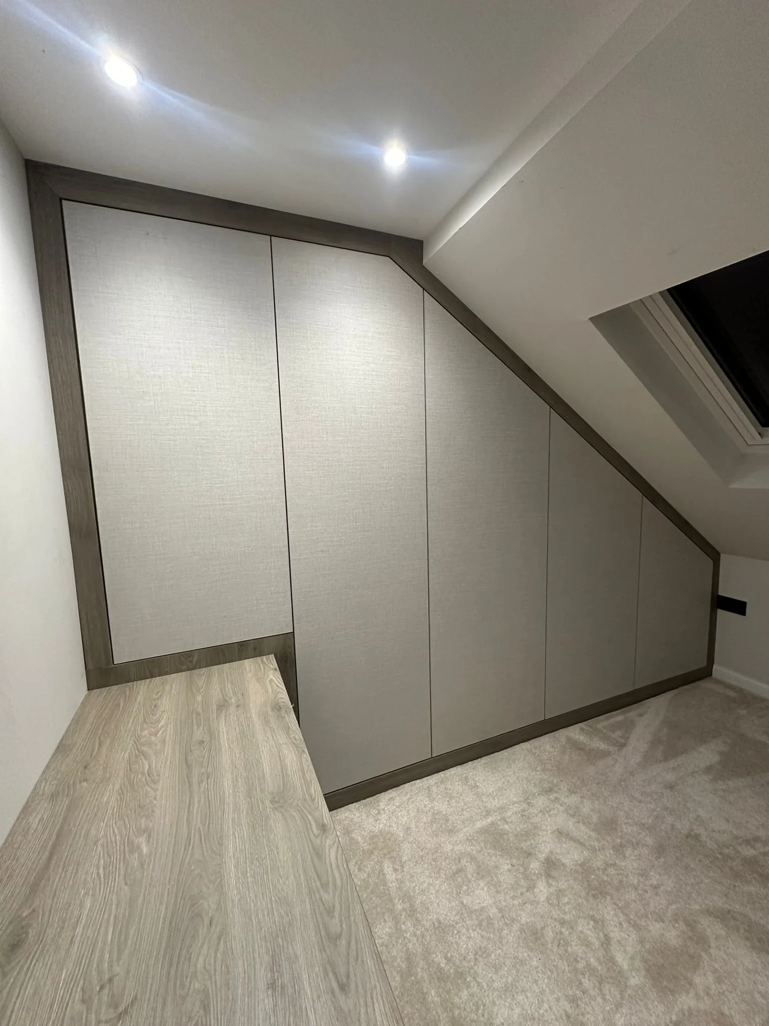 Made-to-measure fitted wardrobe. 