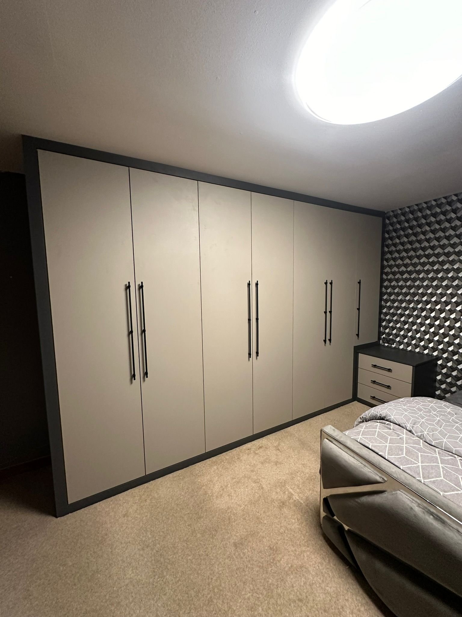 Made-to-measure fitted wardrobe. 