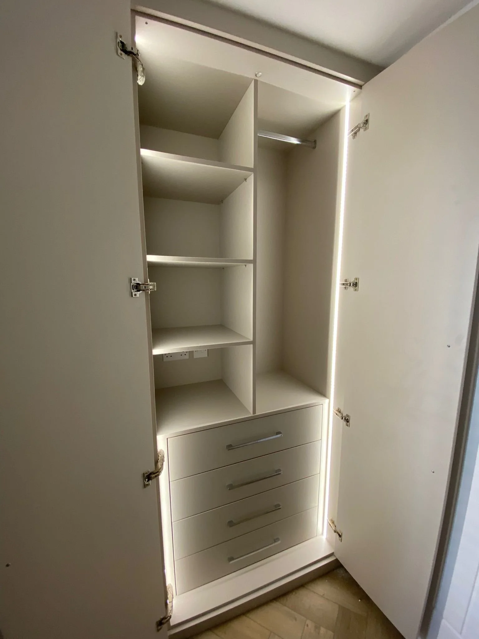 Made-to-measure fitted wardrobe. 