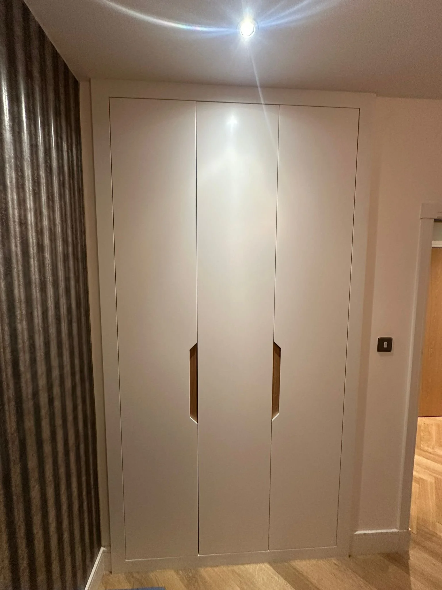 Made-to-measure fitted wardrobe. 