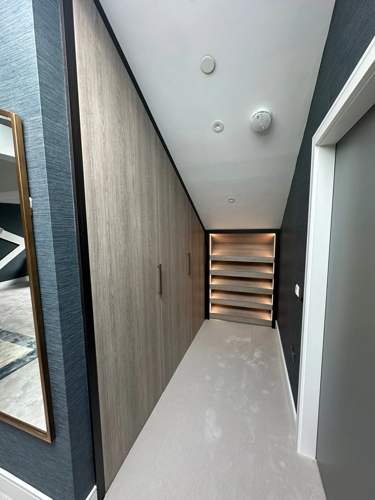 Made-to-measure fitted wardrobe. 