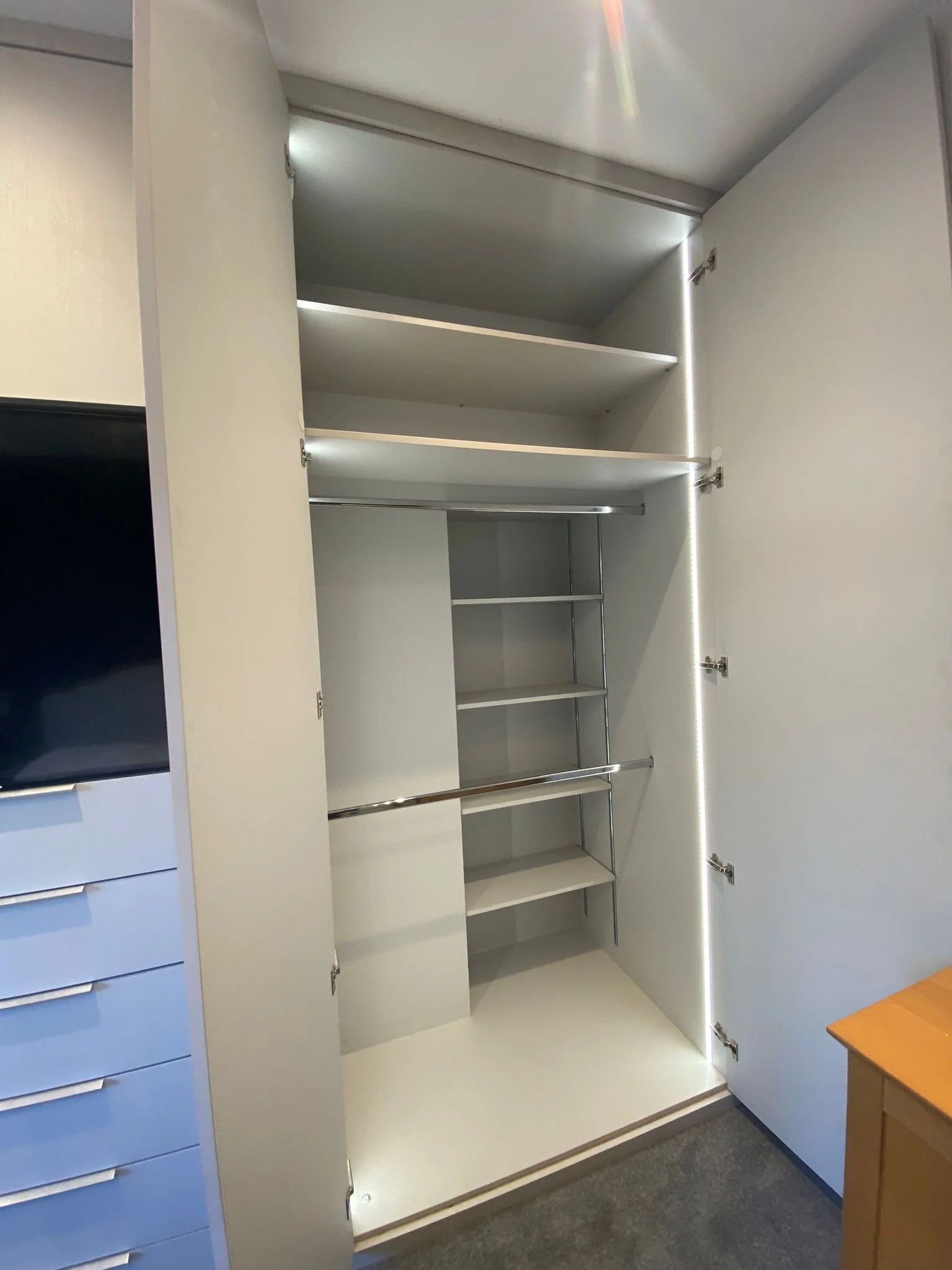 Made-to-measure fitted wardrobe. 