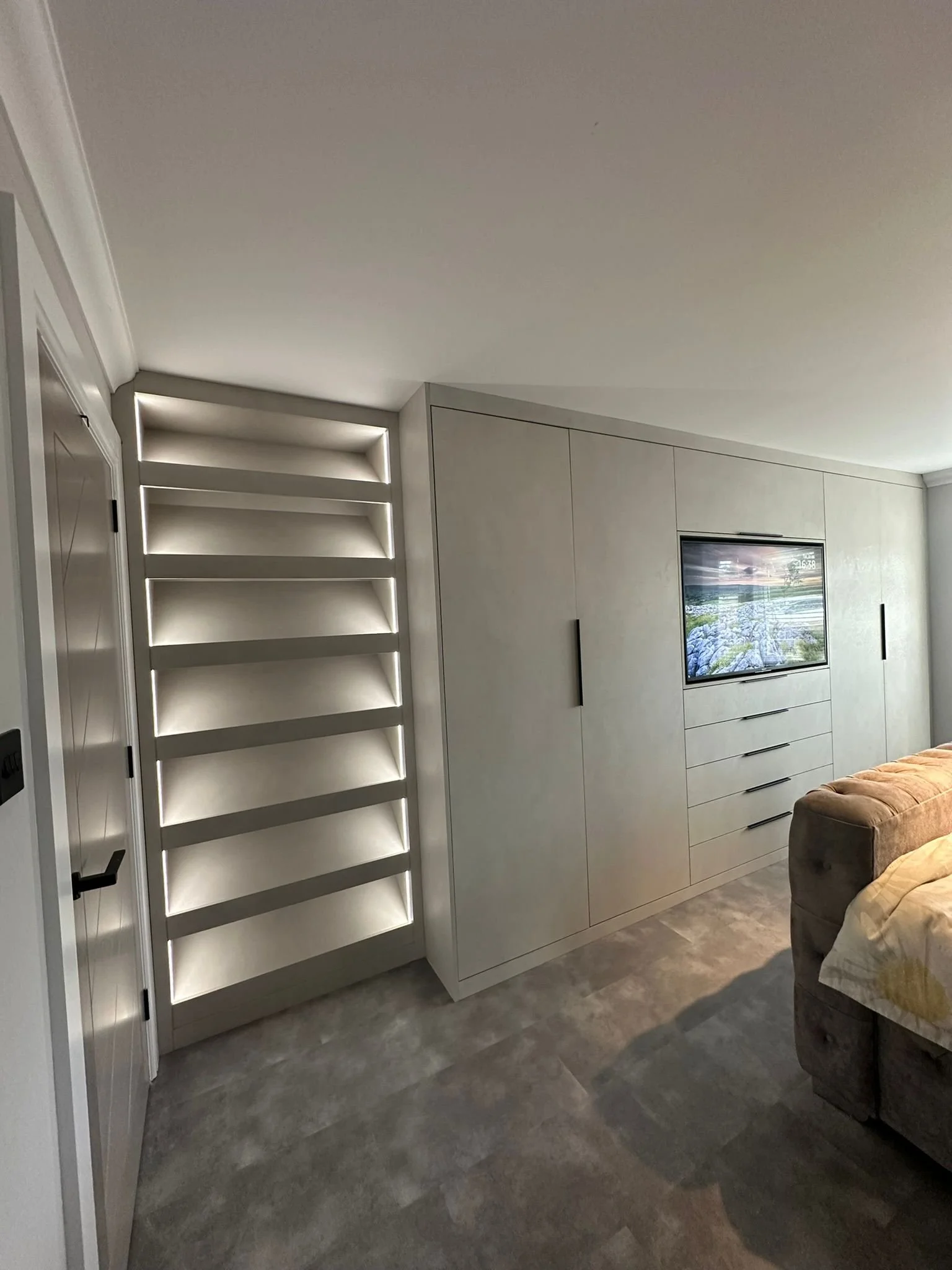 Made-to-measure fitted wardrobe. 