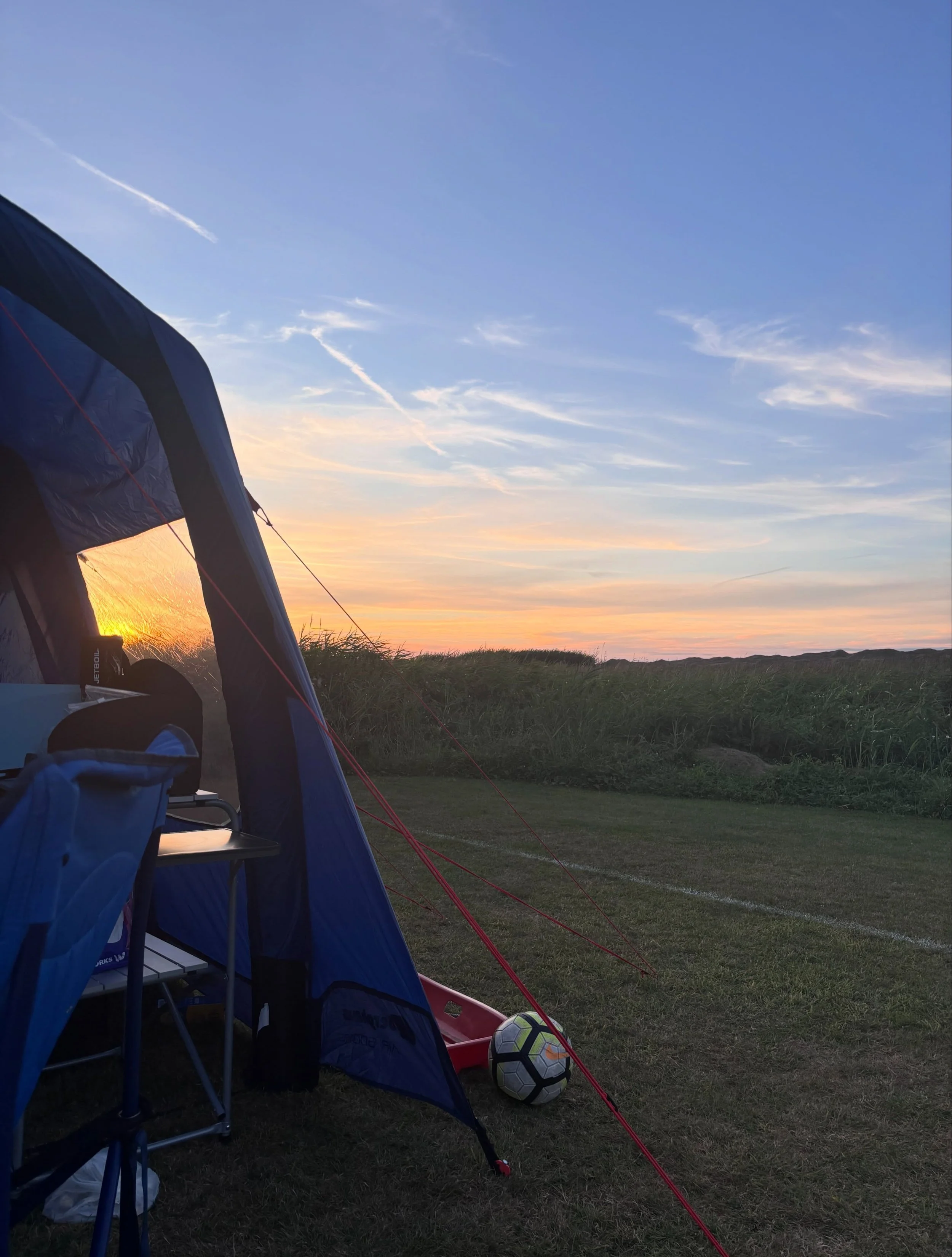 The big tent came out to play for a trip to our favourite campsite in south Wales 🏴󠁧󠁢󠁷󠁬󠁳󠁿 

&pound;50 a night
Massive play area
Right on the beach
Super clean toilets &amp; showers
Gluten free food at Eddy&rsquo;s restaurant (on site)
Gorgeous