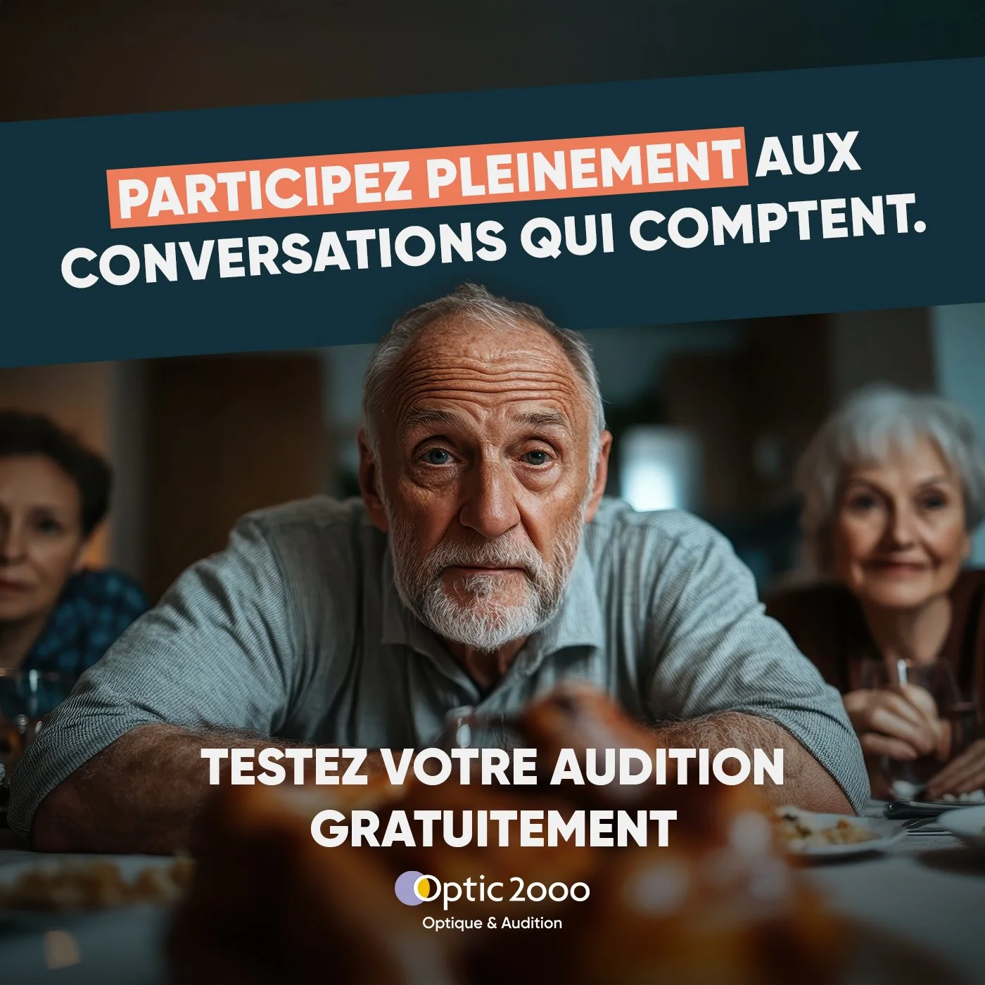 Un groupe de personnes âgées, dont un homme au premier plan, participe à une séance d'audition ou de communication dans un restaurant ou un café, avec un message promotionnel pour s'inscrire à une audition gratuite.