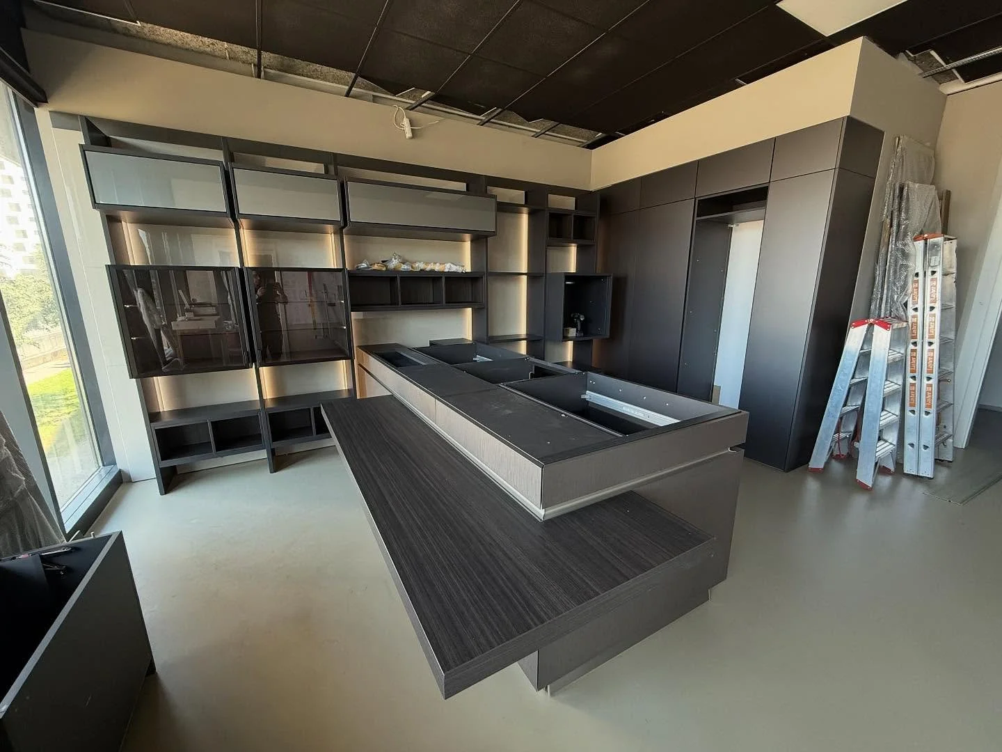 📸✨ V na&scaron;em studiu Leicht kuhinj se že ri&scaron;e podoba popolnega kuhinjskega raja!
Vsak element se skrbno ume&scaron;ča na svoje mesto &ndash; moderna eleganca, vrhunski materiali in brezčasen dizajn.
Komaj čakamo, da pokažemo celotno preob