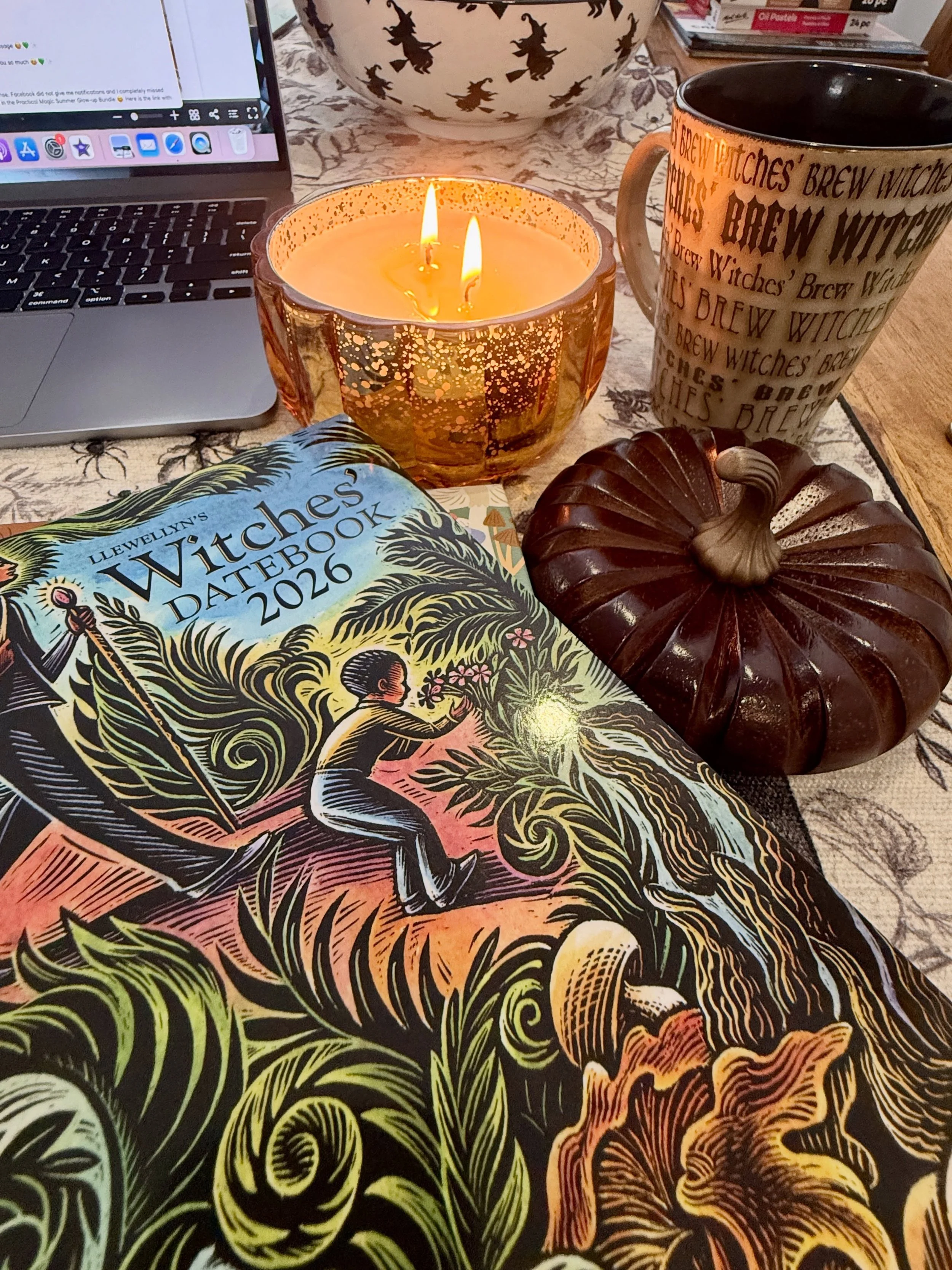 We are plotting, we are planning, and we are preparing for a busy autumn season ahead friends! August has also been a whirlwind and I am heading to Toronto for a little visit in just 3 days, which I feel so unprepared for lol. So today,  I just wante