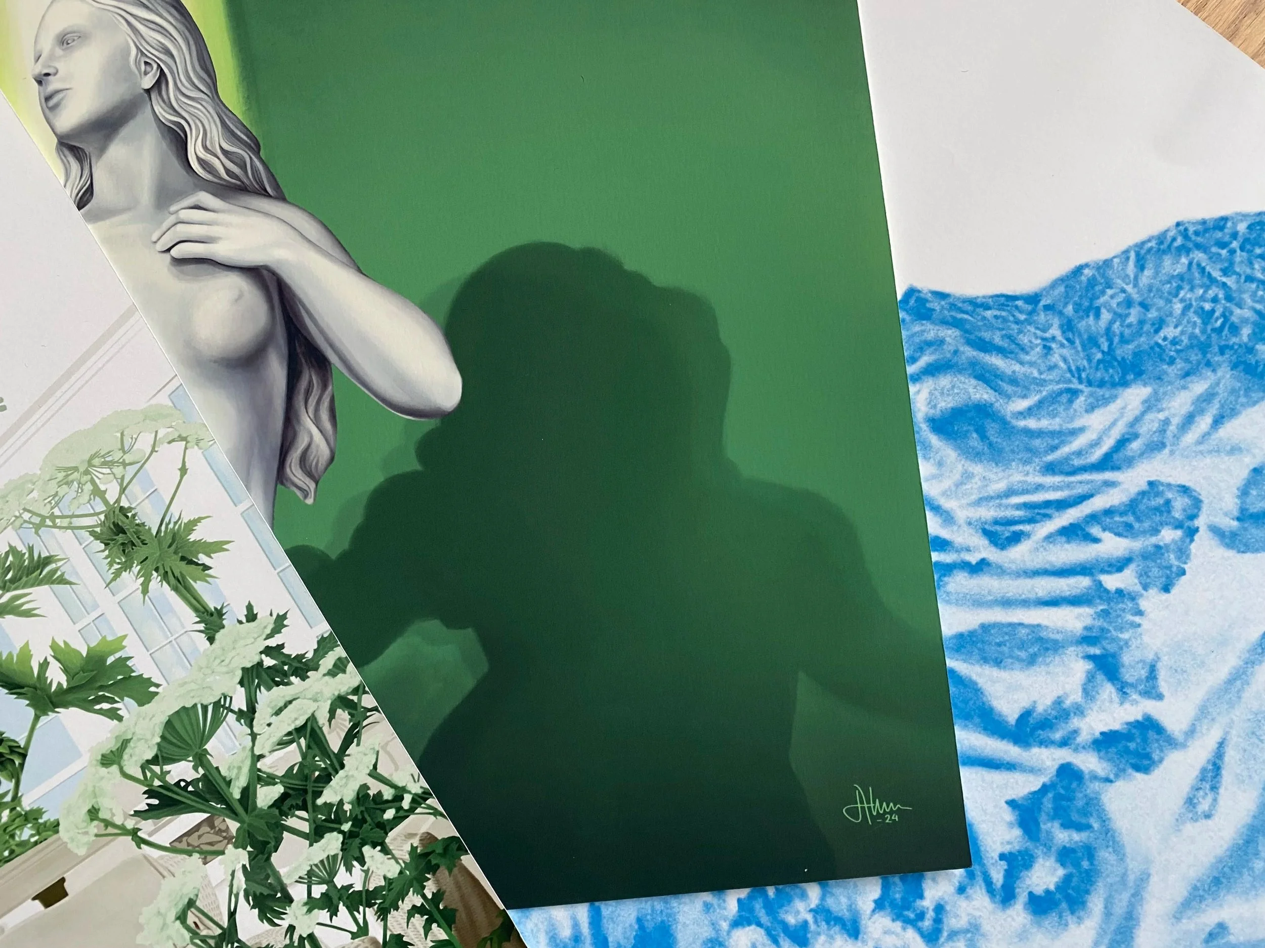 Konstnärlig målning av en kvinnlig staty i gråskala på en grön bakgrund, med skuggor på målningsytan, samt delar av växter och ett blått och vitt landskap på andra delar av bilden.