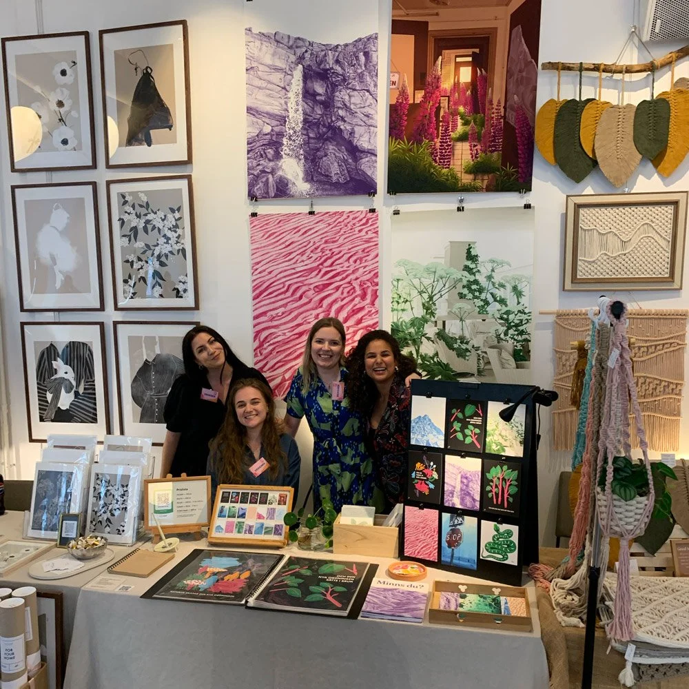 Två kvinnor, illustratörerna bakom Disa Form, säljer konstnärliga posters och hantverk på Á la London designmarknad i Göteborg.