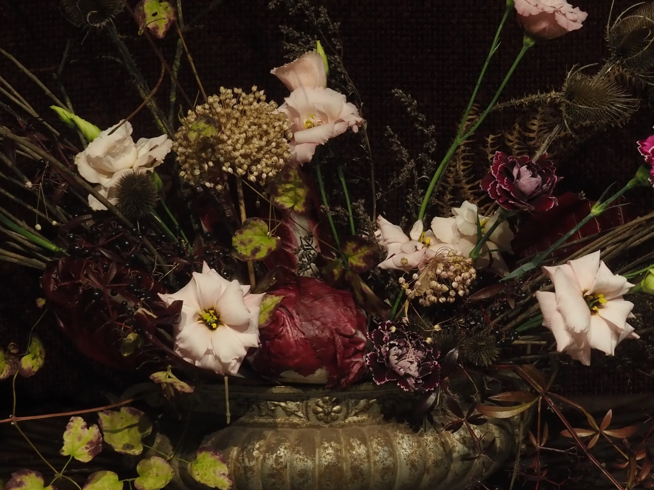 Fiori e piante secche disposte artisticamente