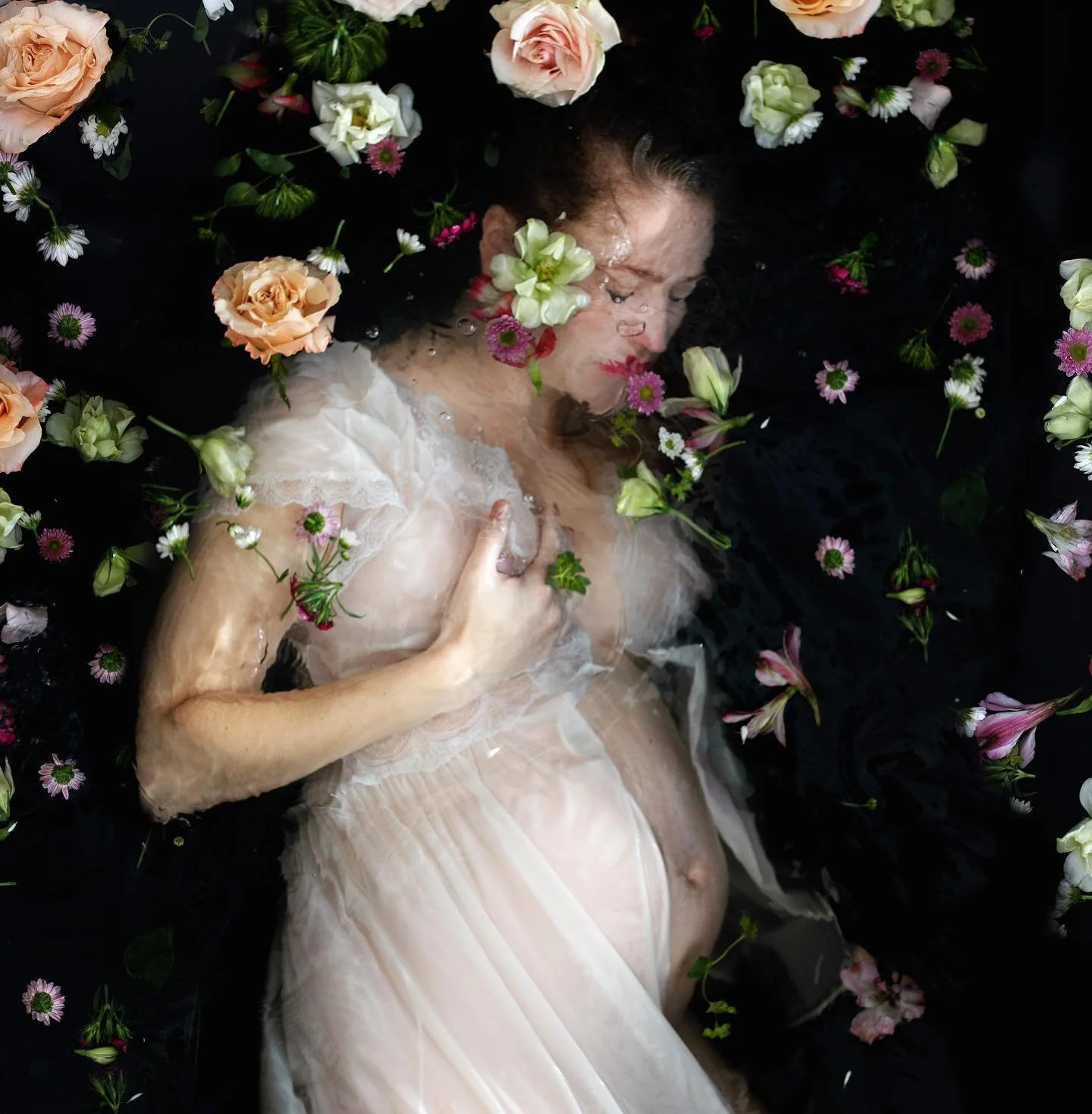 We tried out a twist on maternity &ldquo;milk baths&rdquo; by adding a black sheet in the tub for a dear friend of mine❤️ the next photo is her beautiful baby
.
.
.
.
.
.
.
#blackmilkbath #milkbathphotography #maternityshoot #maternityphotography #mi