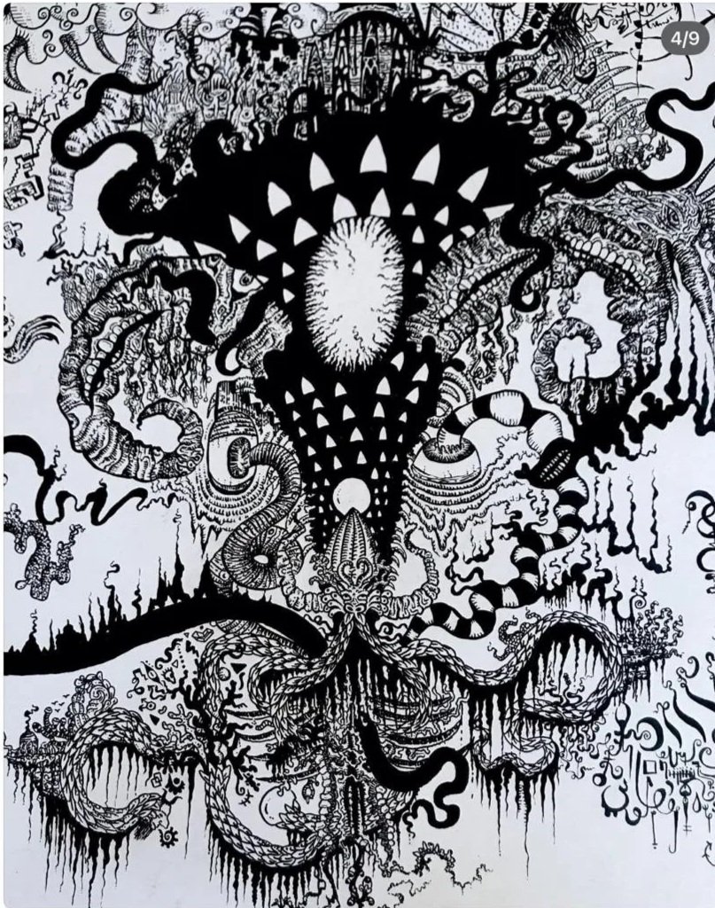 Ilustración en blanco y negro de un árbol oscuro con forma de hongo, con ramas enredadas, serpientes y otras criaturas fantásticas que parecen fusionarse en un estilo de arte detallado y caótico.