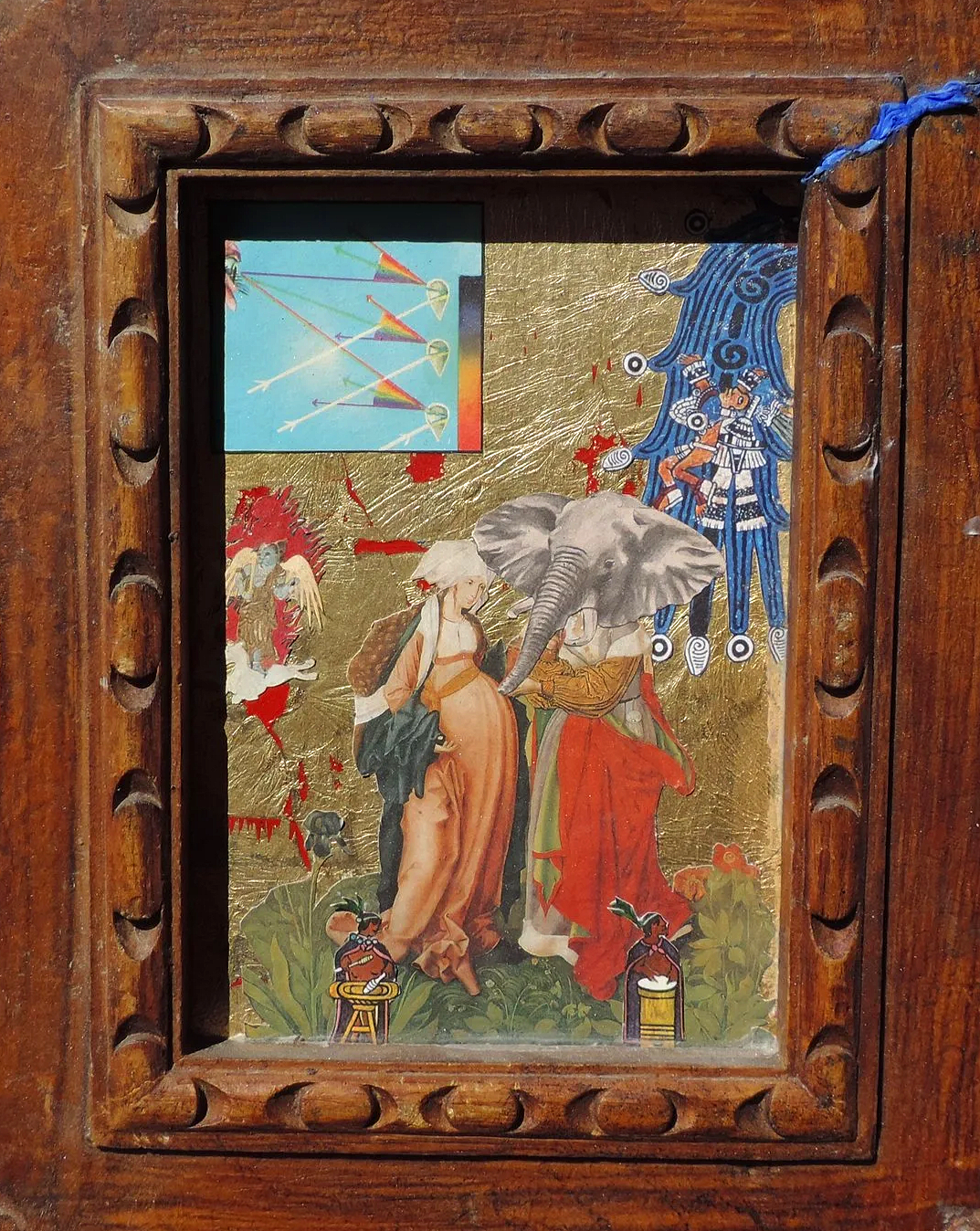 Una imagen de un cuadro con estilo clásico, rodeado de un marco de madera tallada, que muestra varias escenas y personajes en un estilo artístico que combina elementos tradicionales y contemporáneos.