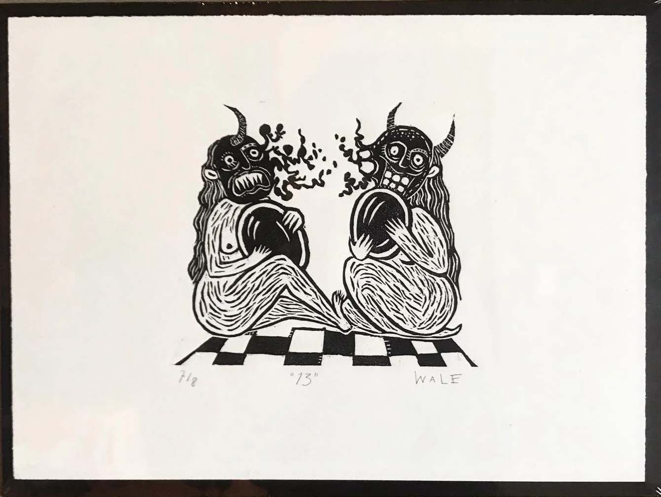 Dibujo en blanco y negro de dos figuras demoníacas sentadas sobre un piso con patrón de cuadros. Ambas tienen cuernos y expresiones faciales aterradoras, con detalles en sus rostros y cuerpos. La imagen presenta un estilo artístico gráfico y está firmada por WALE.