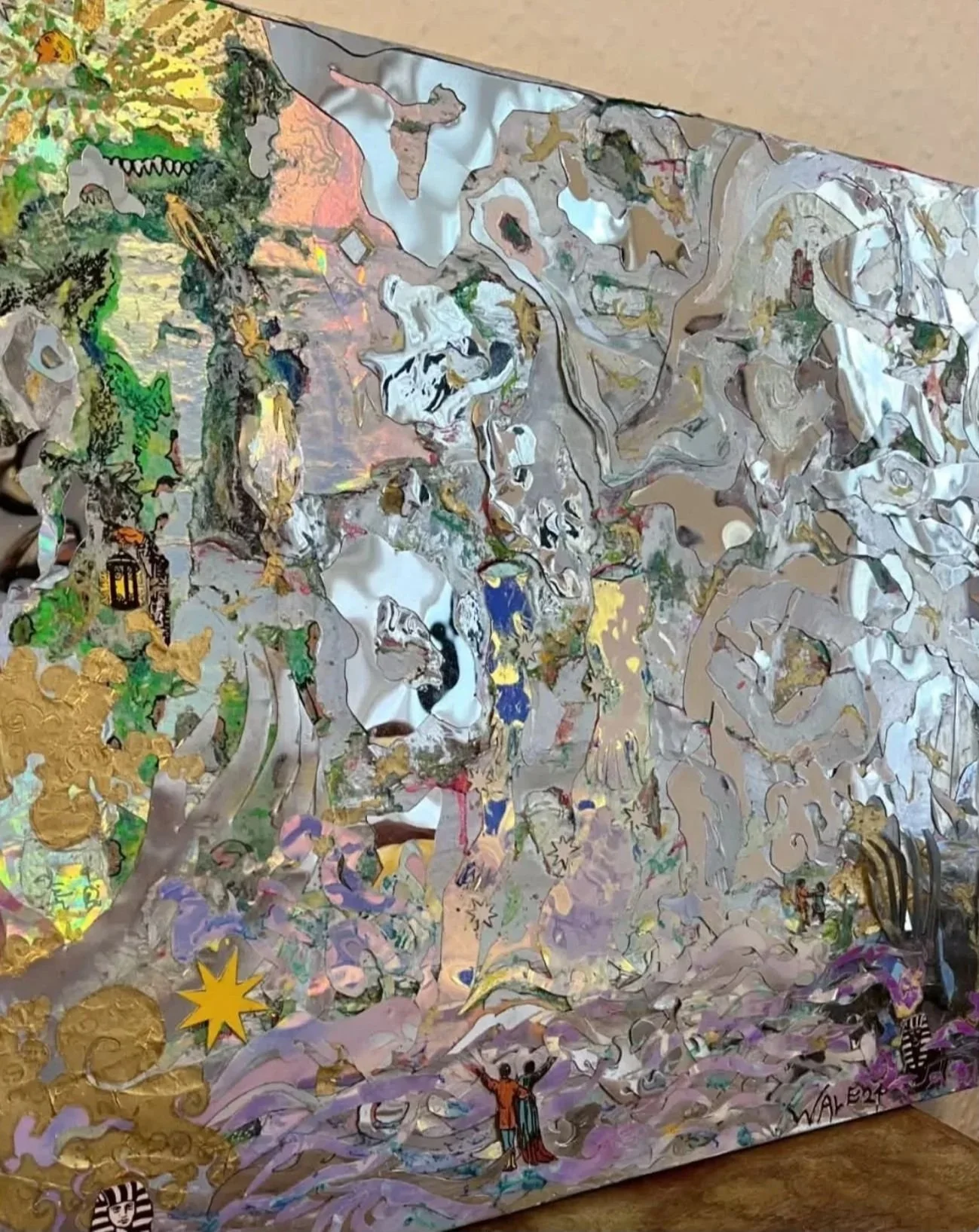 Imagen de una obra de arte abstracta con formas y colores diversos, con elementos decorativos en dorado y figuras humanas pequeñas. Hay detalles de animales y naturaleza en el fondo.
