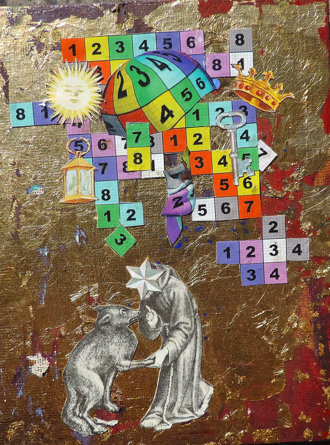 Una ilustración que combina un juego de mesa de la oca con imágenes simbólicas, como una cara de sol, una lámpara, una corona, una llave, un perro con un personaje con una estrella de papel en la cabeza, y un fondo dorado con detalles en rojo y azul.