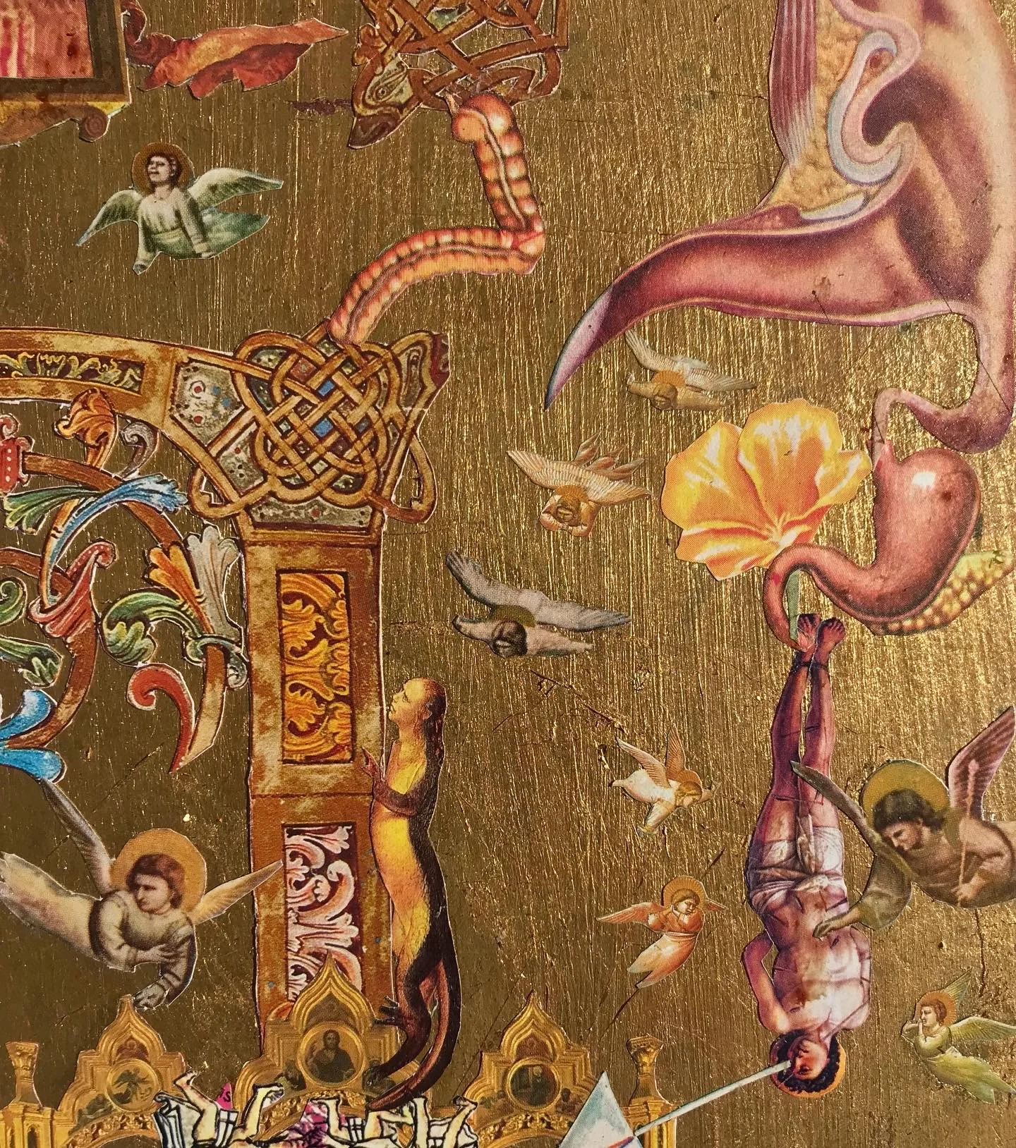 Detalle de un arte religioso con ángeles, figuras humanas y elementos decorativos dorados en un fondo dorado.