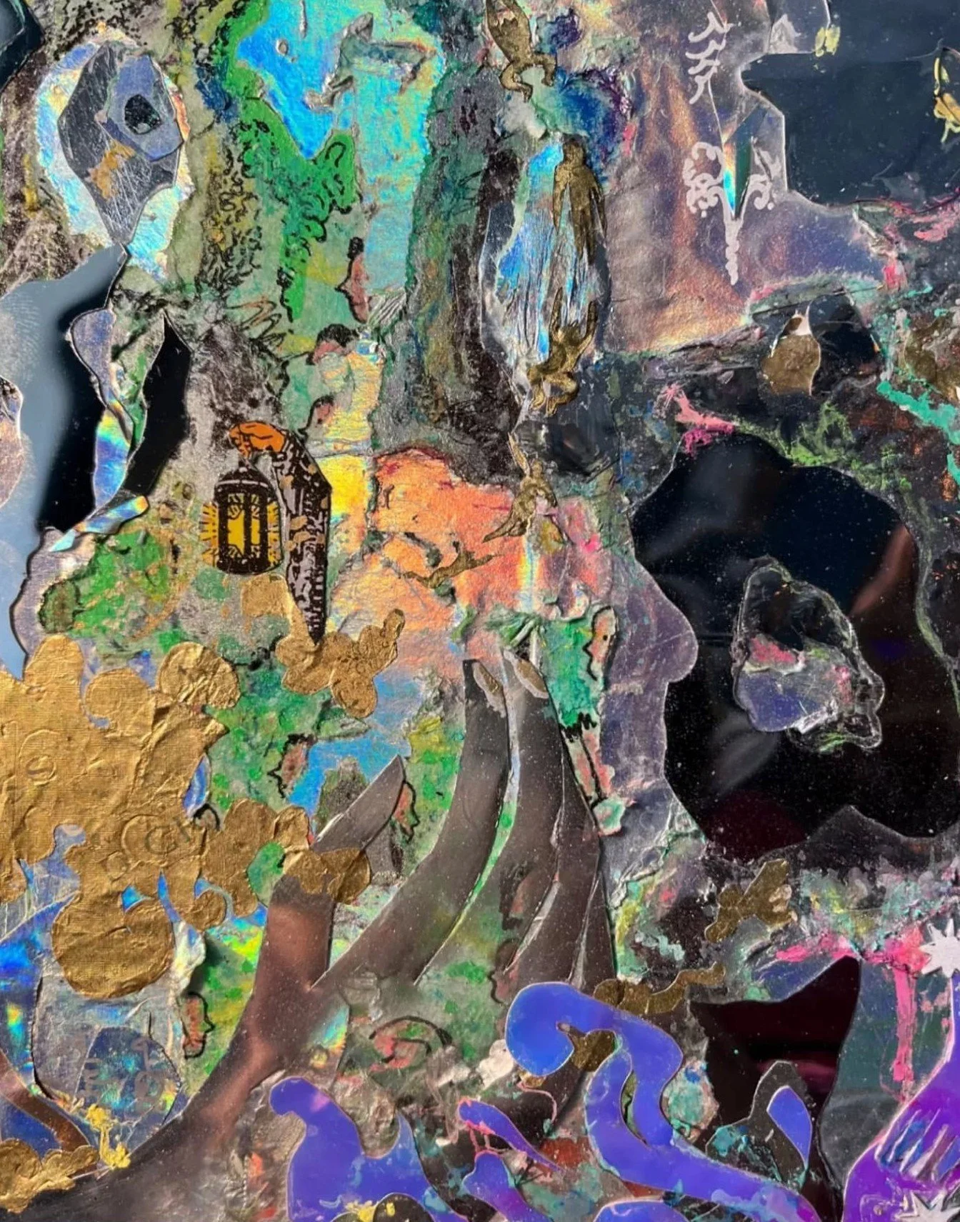 Arte abstracto con colores vivos y detalles dorados, con formas y líneas que parecen fusionarse en un patrón complejo.