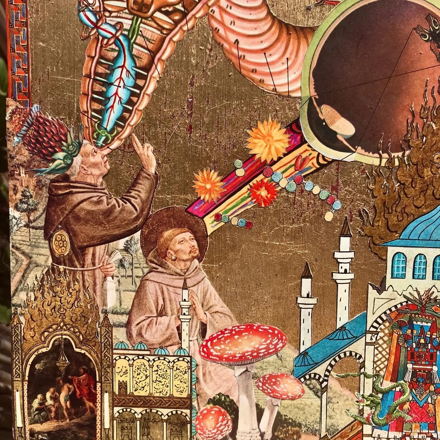 Detalle de un mural con figuras humanas, edificios y elementos de fantasía en estilo clásico y colorido.