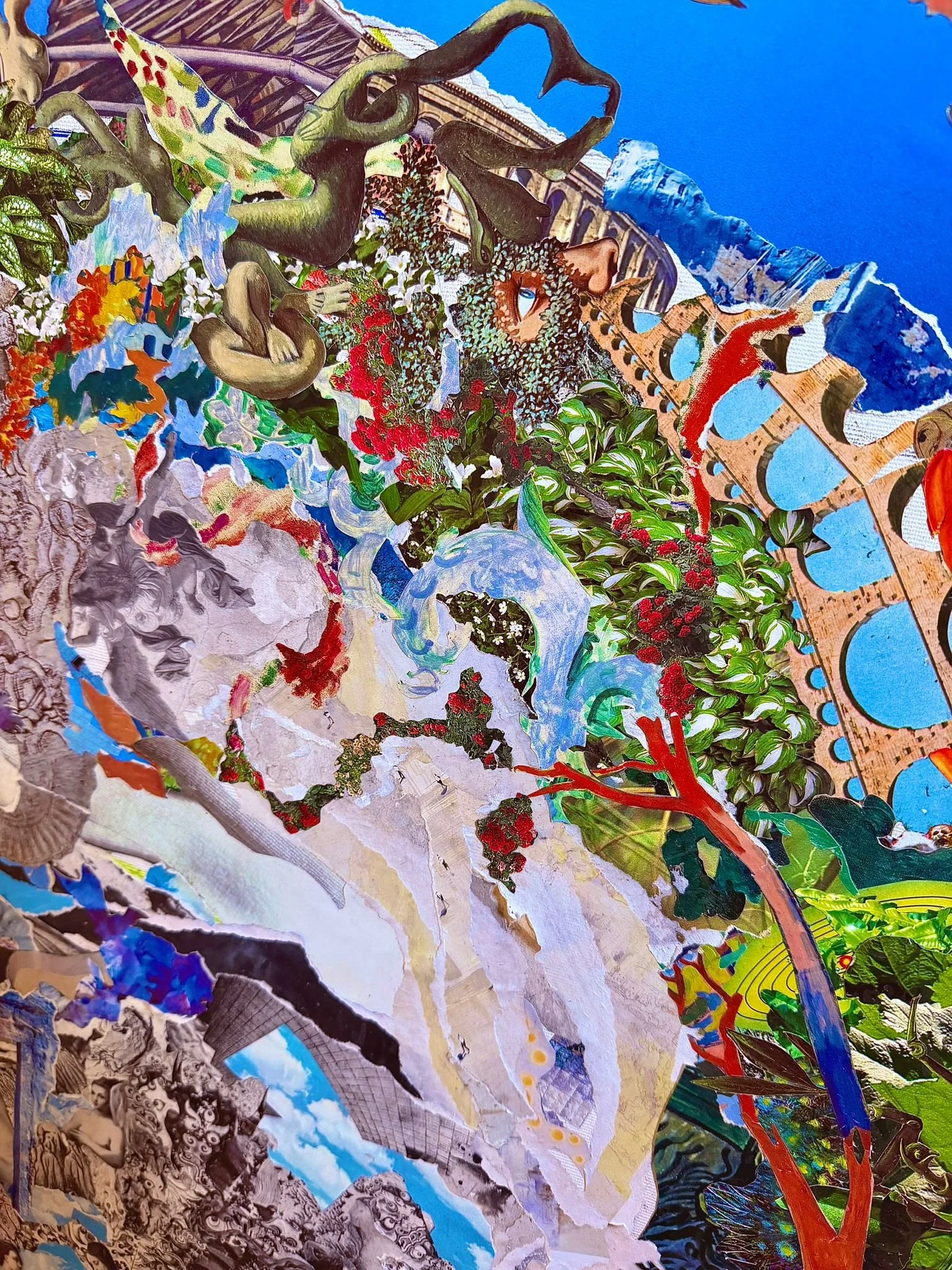 Collage artístico con elementos naturales, arquitectónicos y abstractos en colores vivos y detallados, incluyendo plantas, monumentos y patrones coloridos.