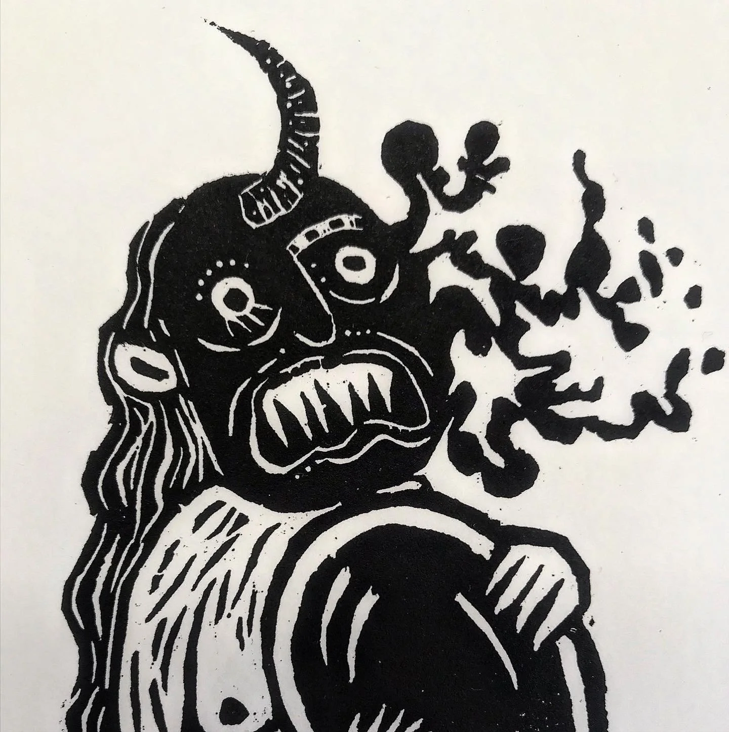 Dibujo en tinta negra de una criatura con rostro expresivo y furioso, con un cuerno en la cabeza y fuego saliendo de su boca.