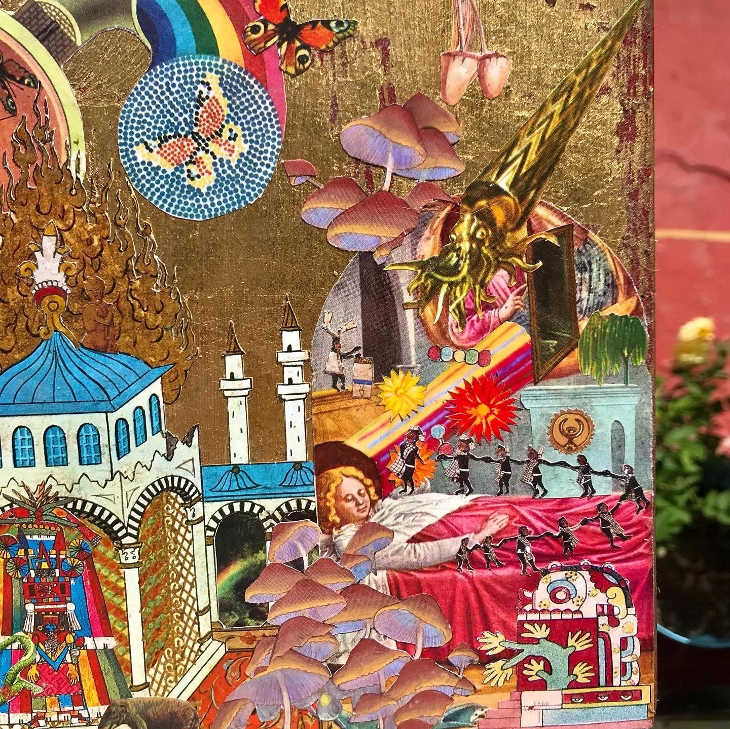 La imagen es una ilustración colorida que representa una escena fantástica con elementos culturales y surrealistas, incluyendo una mezquita con cúpula azul, minaretes, y personajes en diferentes actividades, como subir escaleras, bailar y realizar pe