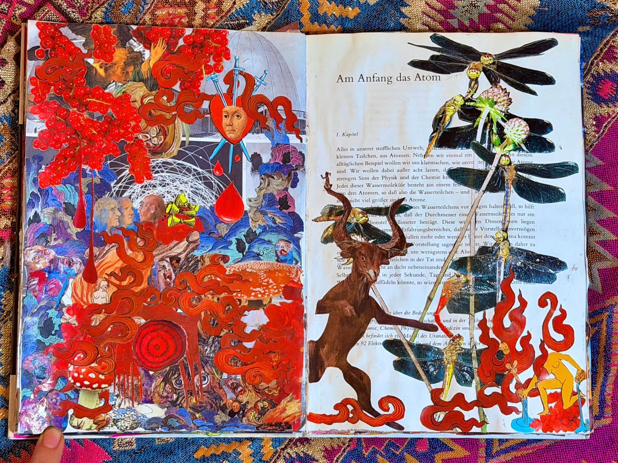 Página de un libro con ilustraciones coloridas, incluyendo una figura con una cabeza en forma de corazón con ojos, rodeada de dibujos abstractos y criaturas fantásticas, y un dragón con alas negras y cuerpo de colores.